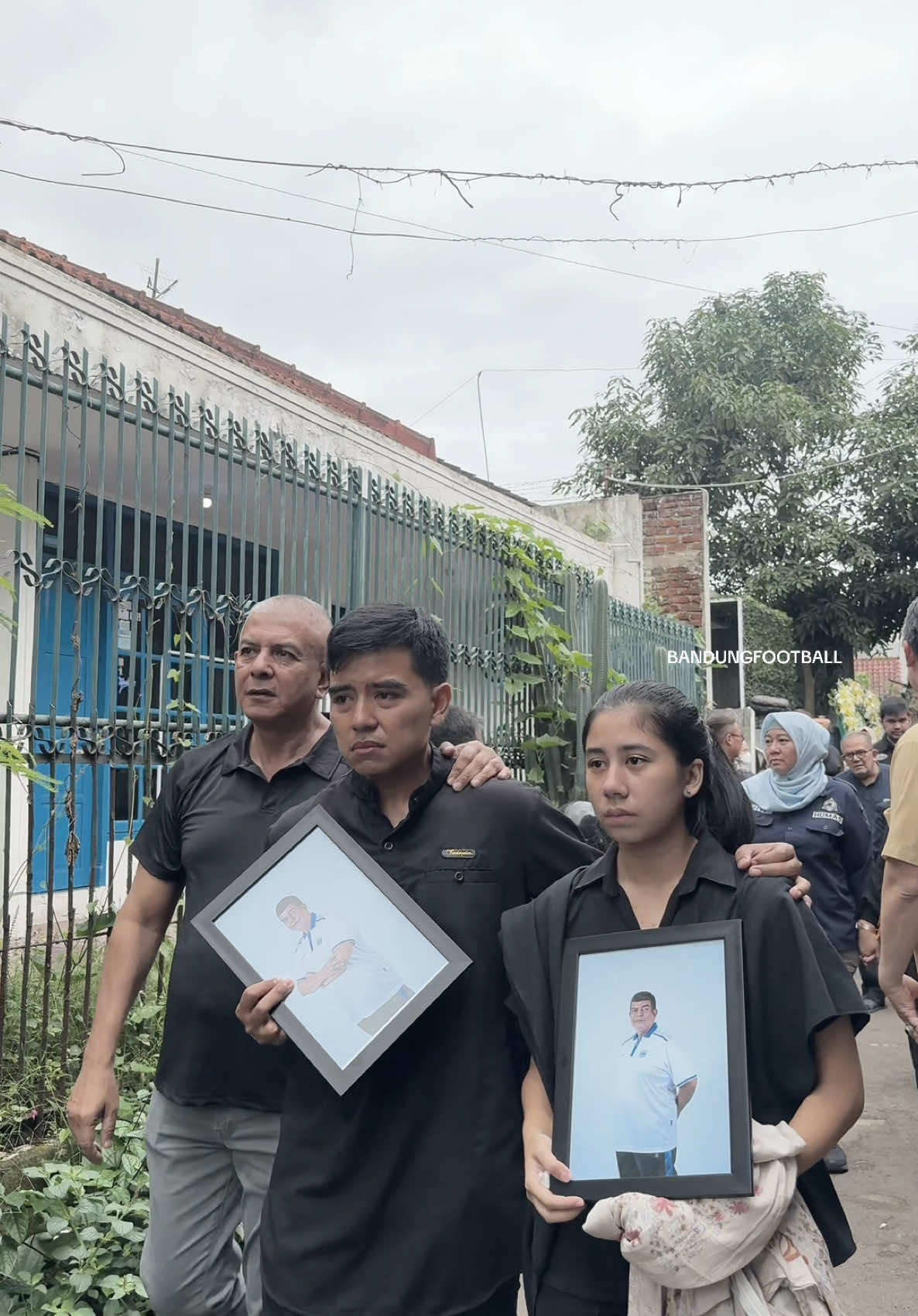 Tenang di surga sana Pak Dok 🥀🥺 Almarhum dokter Raffi Ghani Selasa pagi ini dimakamkan di TPU Sinaraga, Kota Bandung.