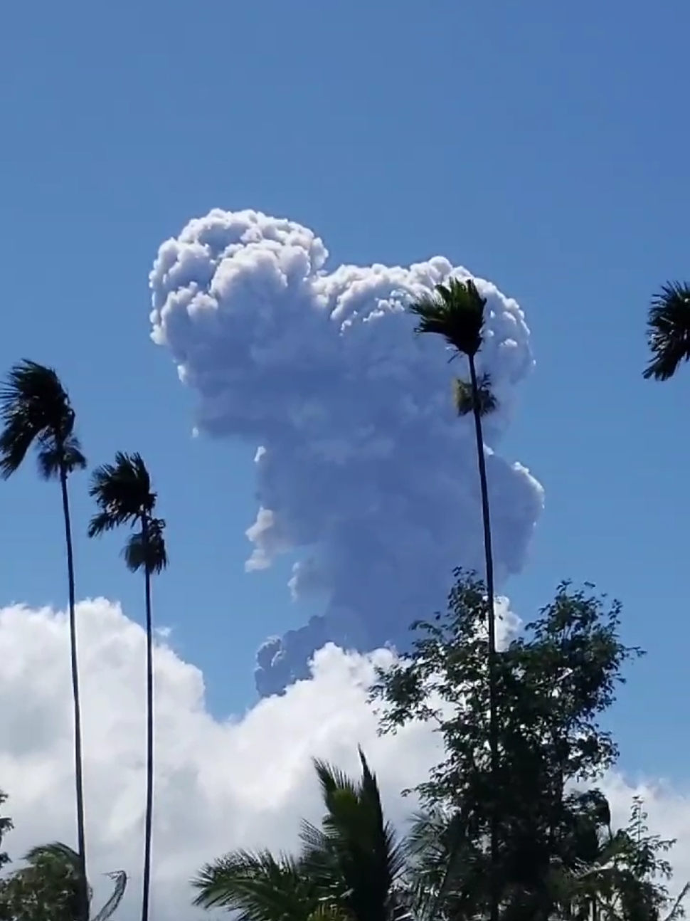 erupsi gunung raung, di pantau dari kec. sumber wringin desa sumber gading kab.bondowoso di minta untuk waspada bagi masyarakat lereng gunung raung #fyp #sorotan #bondowoso #erupsigunungraung #gunungraung#gunungmerapi 