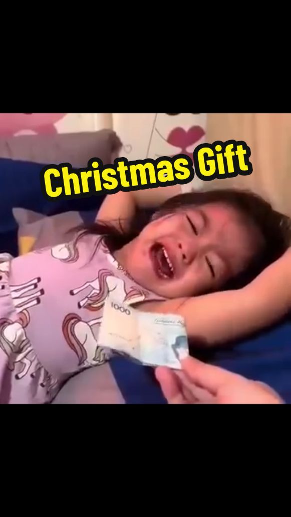 Christmas Gift ✨ Me: kapag inabutan ng Pera ngayong Pasko 🎄✨😂 #pamasko #christmas #gift #fypシ #fyp #foryoupage #Foryou #christmasgift 