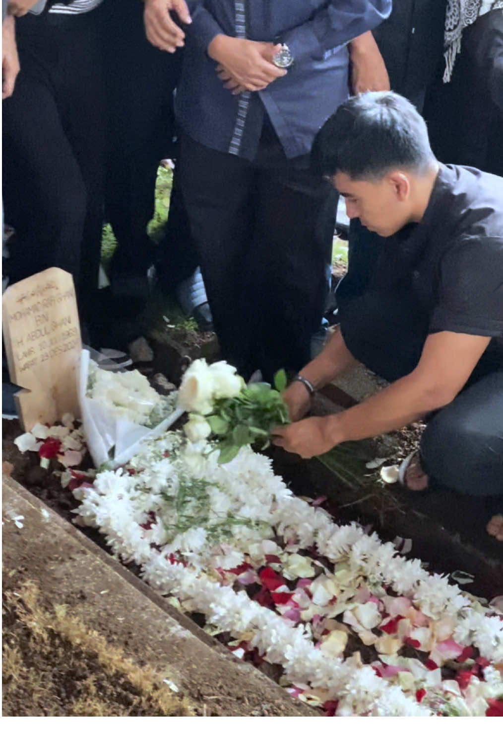 Pengabdianmu akan selalu dikenang dalam ingatan dan hati kami.  Selamat jalan Pak Dok, tenang di surga sana💙 Semoga semua yang ditinggalkan diberi ketabahan serta kekuatan. Aamiin 🤲🥀 #WeArePERSIB