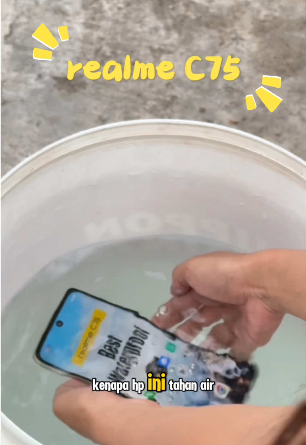 Hp tahan aer tahan debu tahan benturan bukang maeng kan #ygy 🔥😁 cuma @realme Indonesia C75  #fyp #foryourpages #foryou  #realmeC75 #realmeC75BestWaterproof #AntiCemasKenaAir