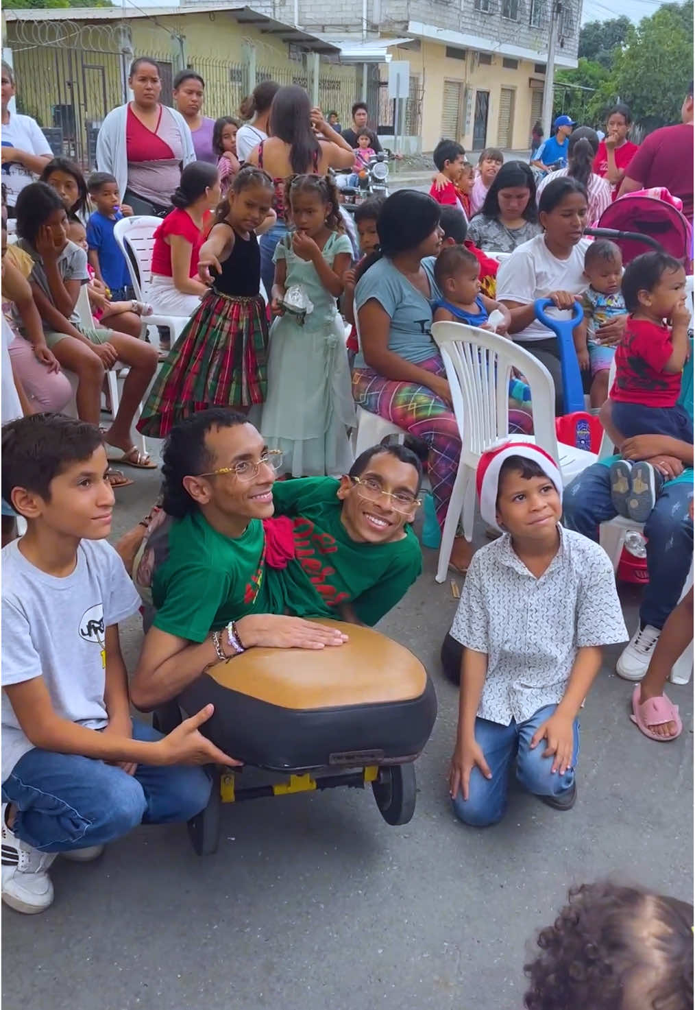 Otro año consecutivo que compartimos de esta manera dandole alegria a niños y a padres de familia que fueron participe de este hermoso momento Dios bendiga siempre para aquellas que apoyaron con un granito de arena a nuestra familia y si hay que sumarse más bienvenido sea por el bien común. 🤗❤️#dale❤️ #tendencia #like #paratiiiiiiiiiiiiiiiiiiiiiiiiiiiiiii #goviral #viral #viral_video #viraltiktok #foryou #fy #fypシ゚viral🖤tiktok #ecuadortiktok♡🇪🇨🇪🇨♥️♥️ #ecuador🇪🇨 #siameses #navidad #navidadentiktok #paz #amor#followme #xyzbca 