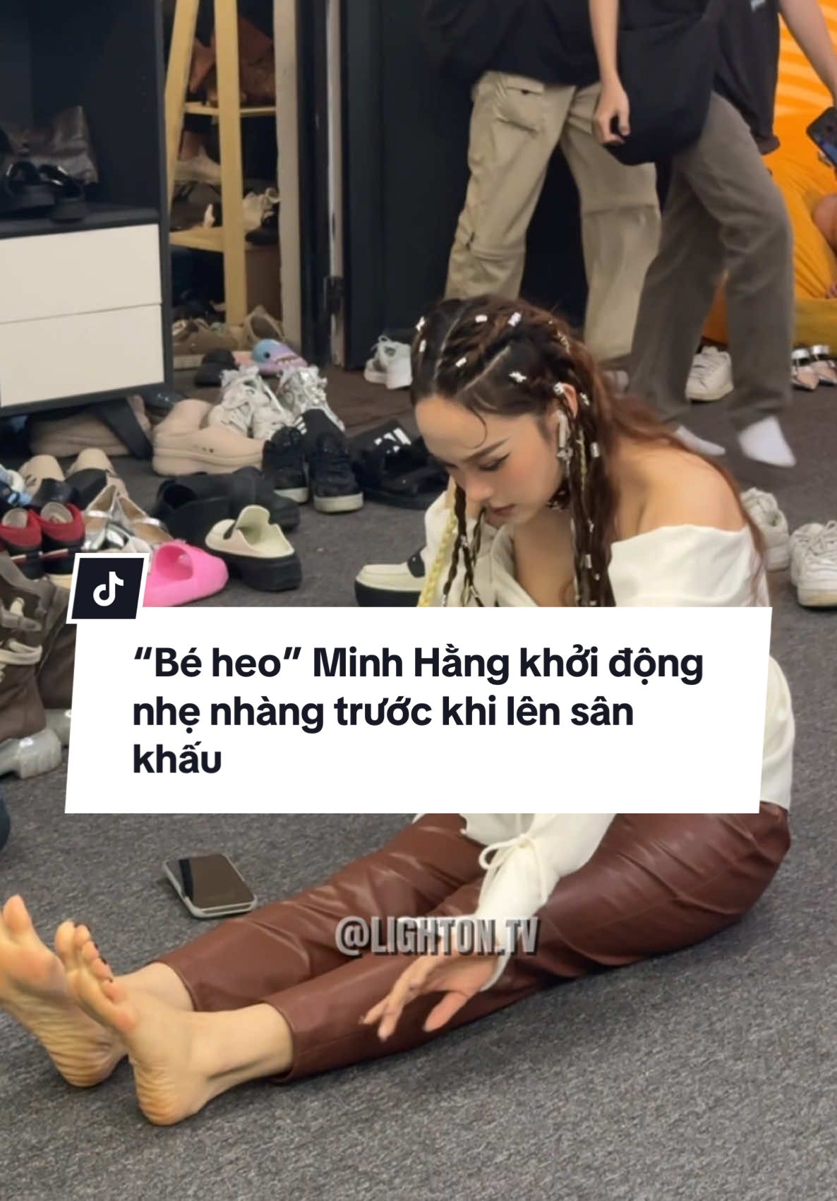 “Bé heo” @Minh Hằng khởi động nhẹ nhàng trước khi lên sân khấu🤣🙌🏻 #lightontv #trend #minhhang #ChiDep #ChiDepDapGio #vbizspotlight #showbiz #trending #tiktokgiaitri #chidepdapgioresong #lotvchidep 