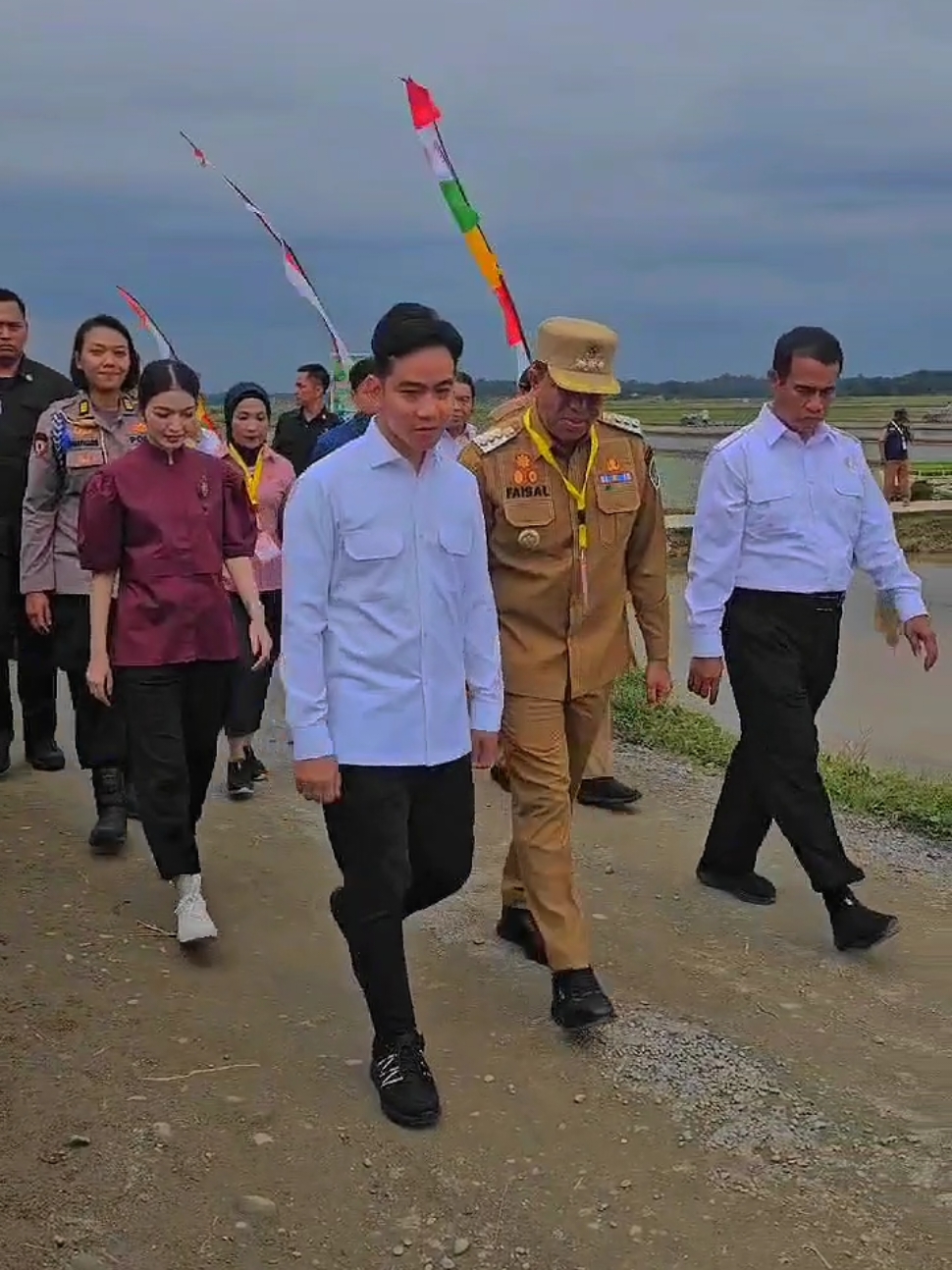 Kunjungan kerja Wakil Presiden Republik Indonesia Gibran Rakabuming di Desa Aman Damai Kecamatan Sirapit kabupaten Langkat Sumatera Utara  Para petani mendapatkan bantuan puluhan alat pertanian guna mendukung swasembada pangan yang sudah dicanangkan presiden Prabowo. #fyp  #wapres2024  #pertanian 