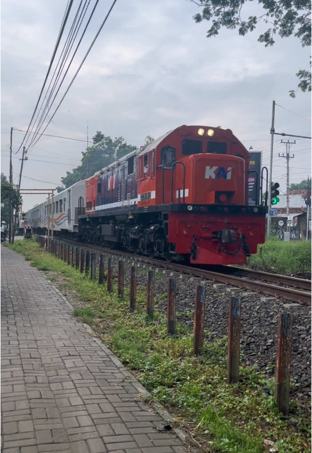 Lokomotif RnB dinas KA Kamandaka trainset NewGen #keretaapiindonesia #railfansindonesia #railfansoftiktok #railfans #railway #fyp #rftg #sukakereta #vidiokereta #rnb