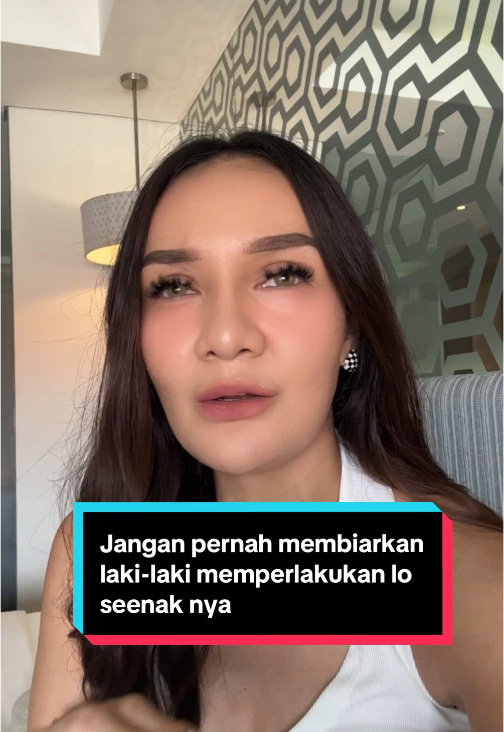 Jangan pernah membiarkan laki-laki memperlakukan lo seenak nya. Lo yang bikin aturan, lo yg bikin batasan mana yg boleh di lakukan terhadap lo dan mana yang tidak 🥂