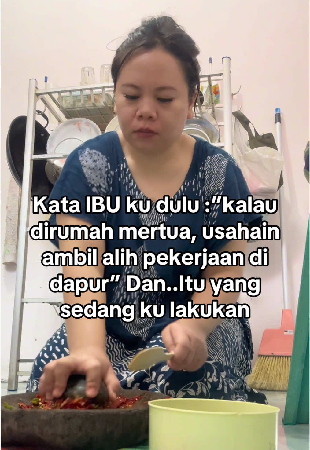 Edisi pulang kerumah mertua #reels #semangathidup #curhatanhati #selamathatiibu❤️ #kenyataanhidup #istri #istri #pulangkampung #rumahmertua #kontenhiburan  #kehidupanseharihari #emakemak  #mamakbatak #emak2hits #curhatperempuan #suarahatiistri 