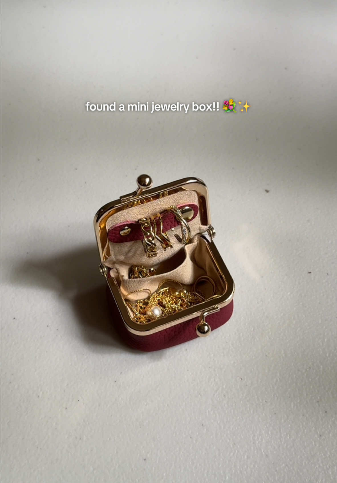 this jewelry box is so tiny that it fits in any of my bags!! 🤩✨ #jewelrybox #jewelryorganizer #jewelry #accessories #organizer #fyp #trending #viral 