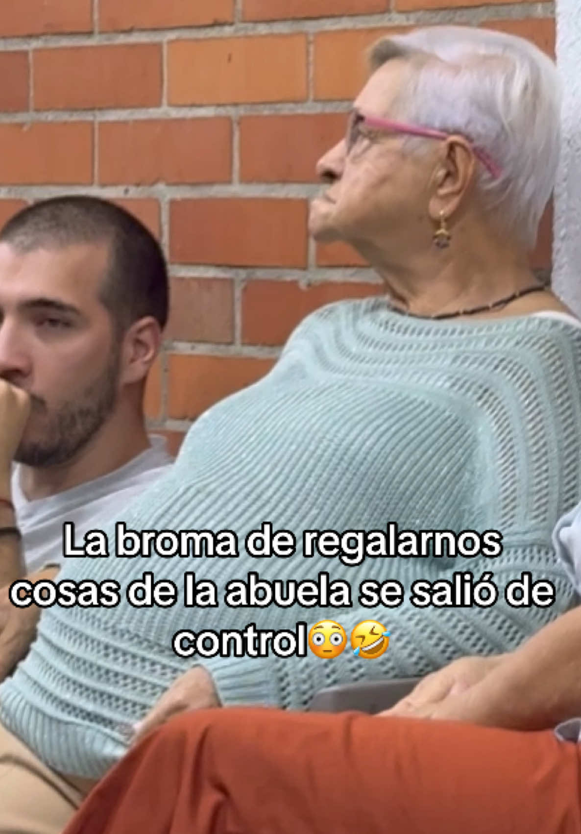 Mi abuela es la mejooor🤣🤣🤣🤣 Veanlo todo no pude parar de reirme mientras editaba estoo🤣🤣🤣 LA AMAMOOOOOS♥️ #bromaalaabuela #bromadelosregalos #bromaparalaabuela #broma #abuela