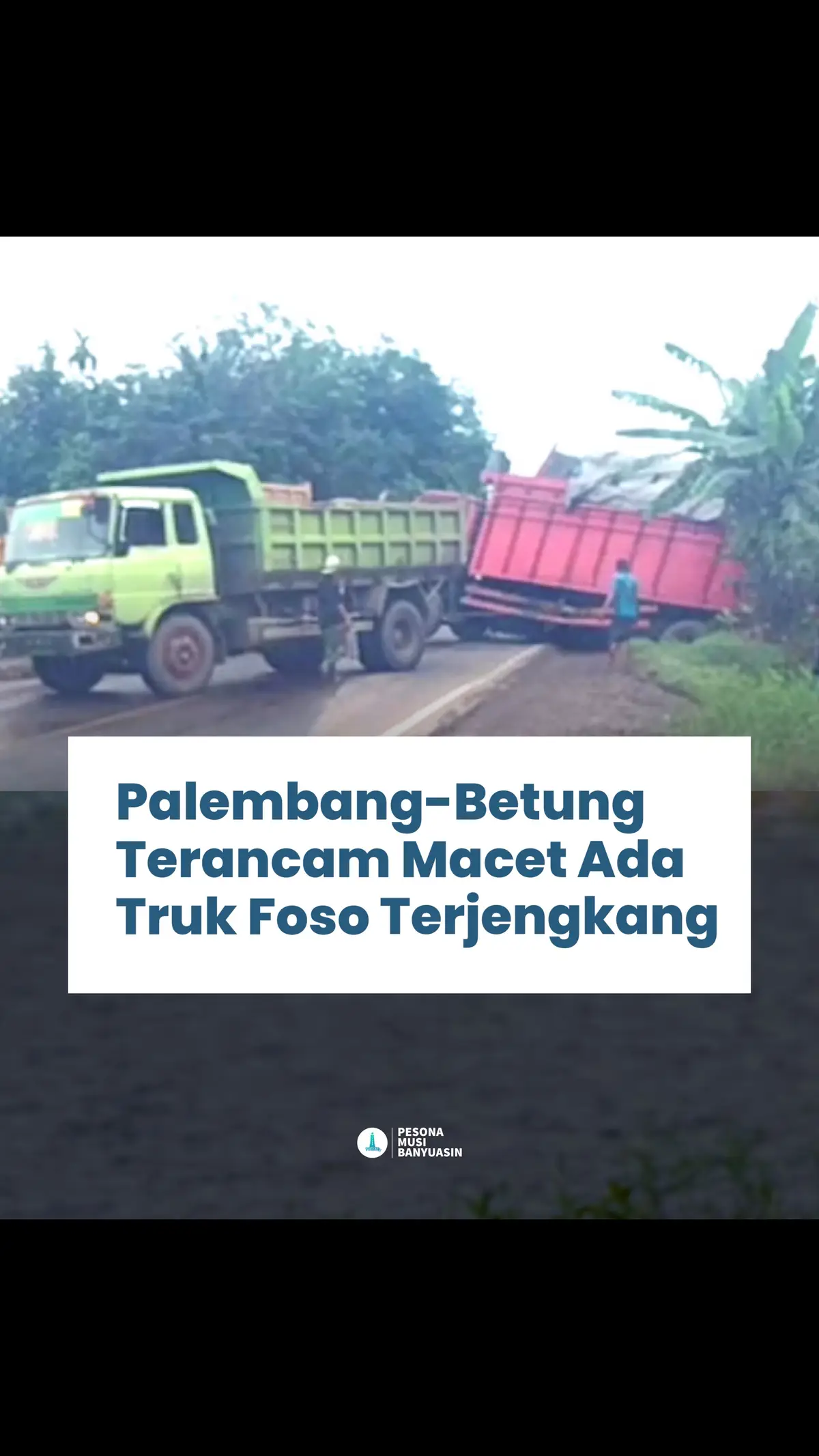 Ruas jalan lintas Sumatera Timur arah Palembang-Betung dan sebaliknya bakal kembali terancam macet, Pasalnya ada Truk Fuso terjengkang menutup separo ruas jalan tepat didepan rumah makan Delima Kemang 2 Desa Lubuk Lancang Kecamatan Suak Tapeh Kabupaten Banyuasin Provinsi Sumatera Selatan pada (24/12/2024) sekira pukul 12.00 wib. Pantauan dilapangan terlihat antrian berbagai kendaraan mulai mengular baik dari arah palembang tujuan Betung atau sebaliknya. Belum diketahui pasti penyebabnya terjengkapnya Truk tersebut hingga nutup separo ruas jalan, namun dalam insiden tersebut tidak ada korban jiwa tapi arus lalulintas mengalami kemacetan terlihat sudah memanjang. Dilokasi terlihat ada anggota Kepolisian yang berupaya untuk mengevakuasi Truk naas tersebut dan berupaya untuk mengatur arus lalin. Kepada pengguna jalan lintas Sumatera Selatan bagian Timur baik dari arah Palembang tujuan Betung atau sebaliknya dimohon berhati-hati karena kondisi jalan licin dan bisa bersabar supaya segera terurai. Beritanya ditayangkan oleh media ini belum ada keterangan resmi dari pihak kepolisian maupun pihak pengemudi truk yang sedang apes. #pesonamuba #sekayu #banyuasin 