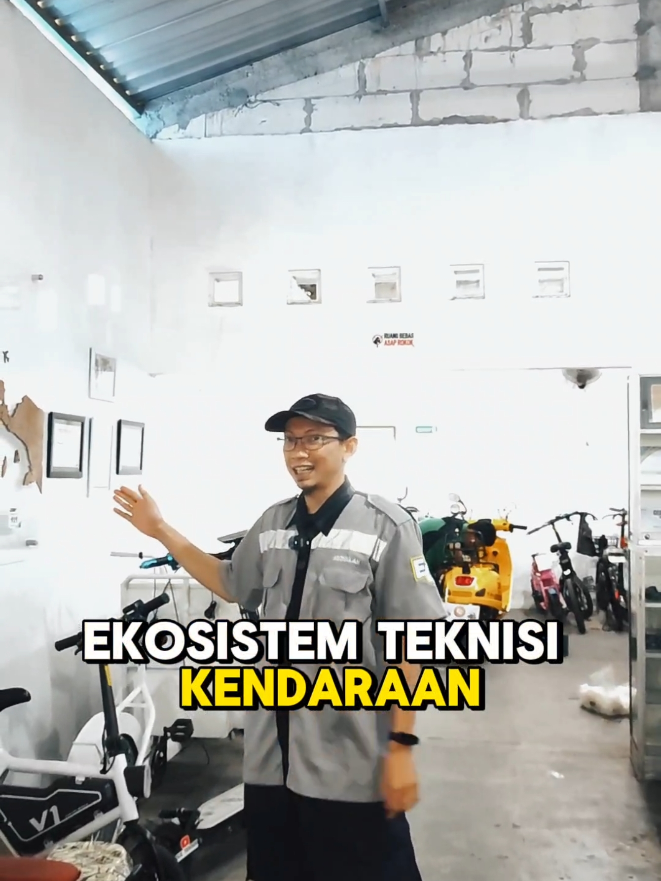 Pelatihan teknisi kendaraan listrik ini BUKAN cuma teori doang. Di sini kamu bakal belajar langsung cara merakit baterai, troubleshooting, sampai siap buka bengkel sendiri. Gak ribet, GAK SETENGAH-SETENGAH. #lifepo4battery #lifepo4 #bateraimobillistrik #eclont #dulteknik #xyzbca #fypシ #trainingev #teknisikendaraanlistrik 