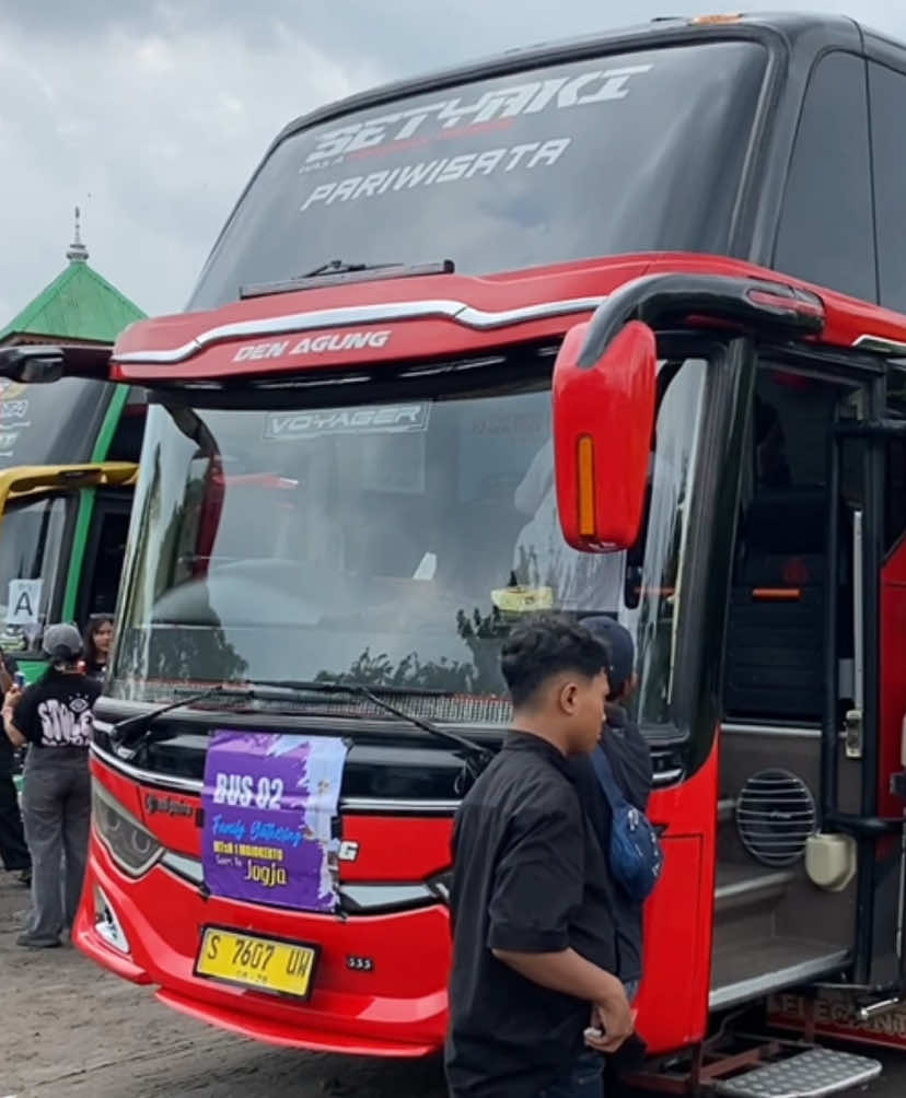 Terima kasih PO. Tirto Agung, Bapak Untung, Mas Rozi telah mengantar kami Keluarga Besar MTsN 1 Mojokerto ke Jogja tanggal 6-8 Desember kemarin dengan selamat sampai tujuan🥺 Saya masih ingat betul pulang dari tour merapi menuju madrasah, di bus ini play musik 