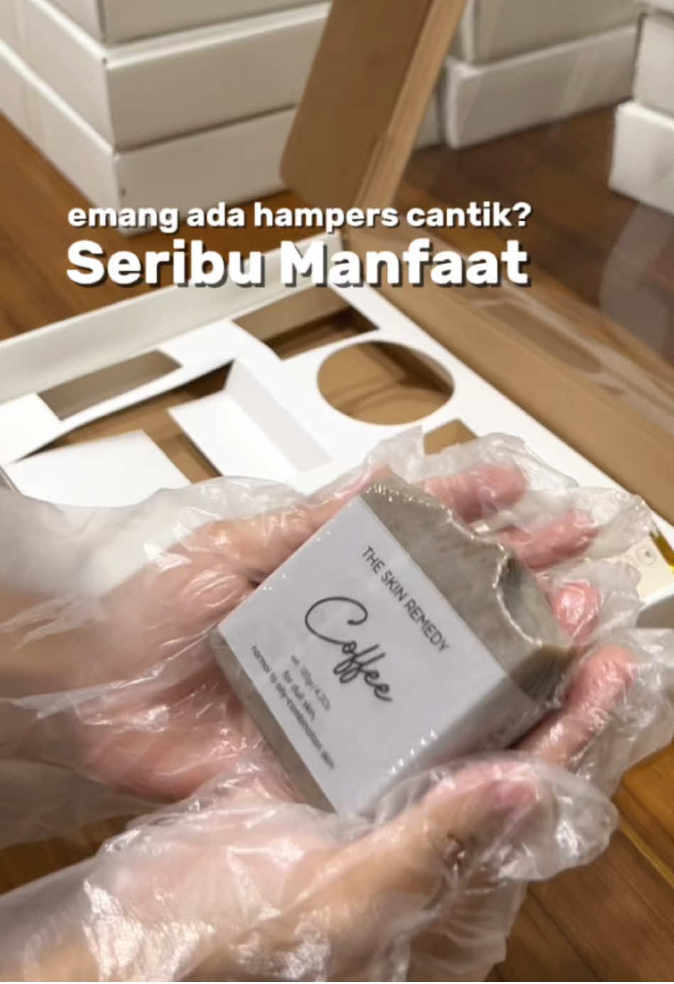 Hah emang ada hampers yang bikin cantik🤔 Eitss ADA dong guyss!🤩 Paket hampersnya bisa req yaa guyss isinya macam” sabun handmade dengan aroma dan manfaat yang berbeda-beda. Sabun-sabun ini terbuat dari bahan alami tanpa bahan kimia berbahasa yang bikin lembut di kulit dan memberikan hasil yang maksimal💖 Yuk order paket hampers eksklusif kaya gini sekarang dan rasakan manfaatnya!😉  #hampers #sabunnatural #sabun 