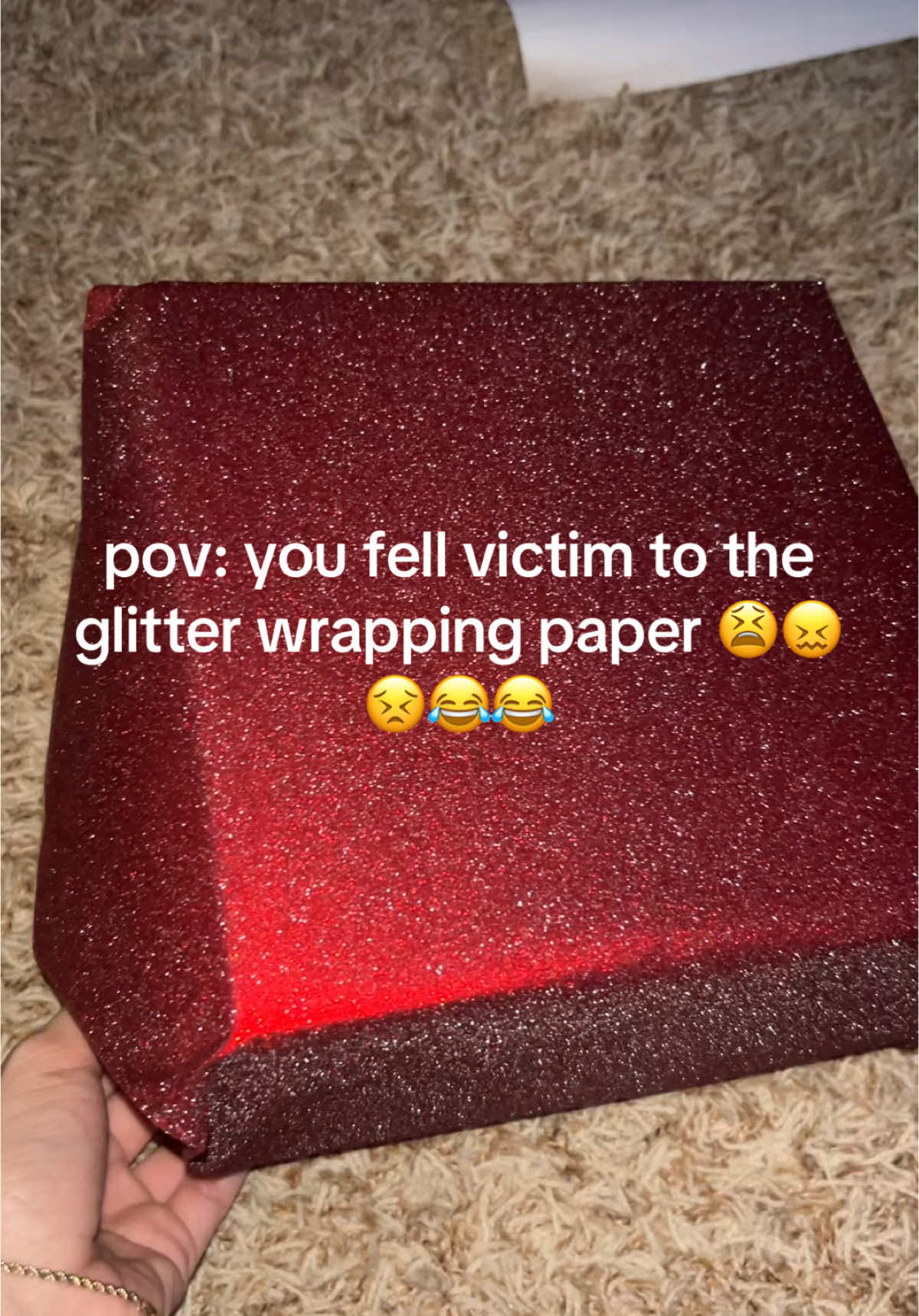 It’s so cute, but HOW DO I GET IT WRAPPED! 😣😂😂 #glitterwrappingpaper #christmaseve #wrapping #fyp #cutefail 