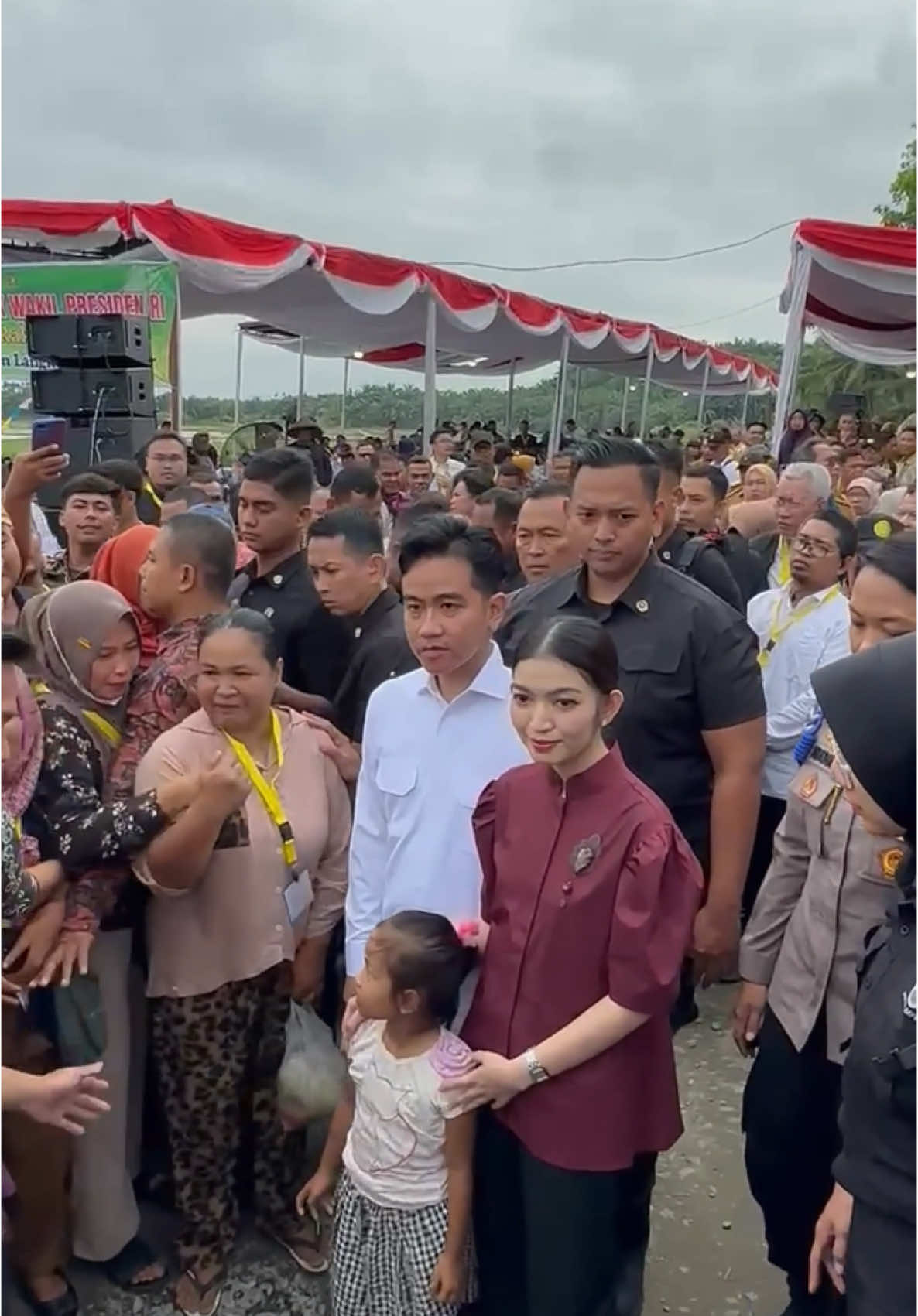 Kali ini ditemani Istri, menyapa para warga dan petani di Desa Aman Damai, Kabupaten Langkat, Sumatera Utara.