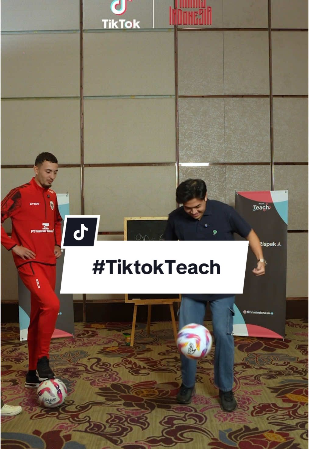 Ivar Jenner akan memecahkan suatu ❝misteri❞ sambil mengajarkan @Jerome Polin bermain sepakbola. Segera tayang, episode terbaru #TiktokTeach! 👋