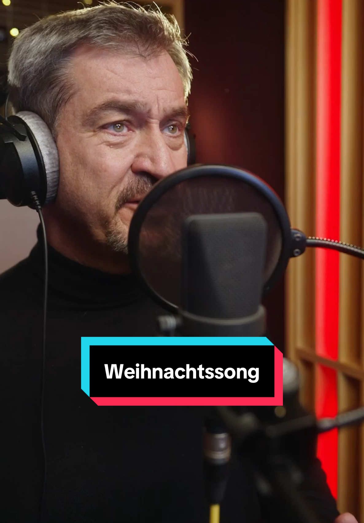 Wir leben in unsicheren Zeiten. Umso wichtiger und schöner ist #Weihnachten. Ich wünsche allen ein frohes und friedliches Fest.  PS: Ich bin ein Fan von #Weihnachtsliedern. Mein liebstes könnt ihr hier hören. Hoffe, euch gefällt es 😇 #markussöder #winterwonderland #song 