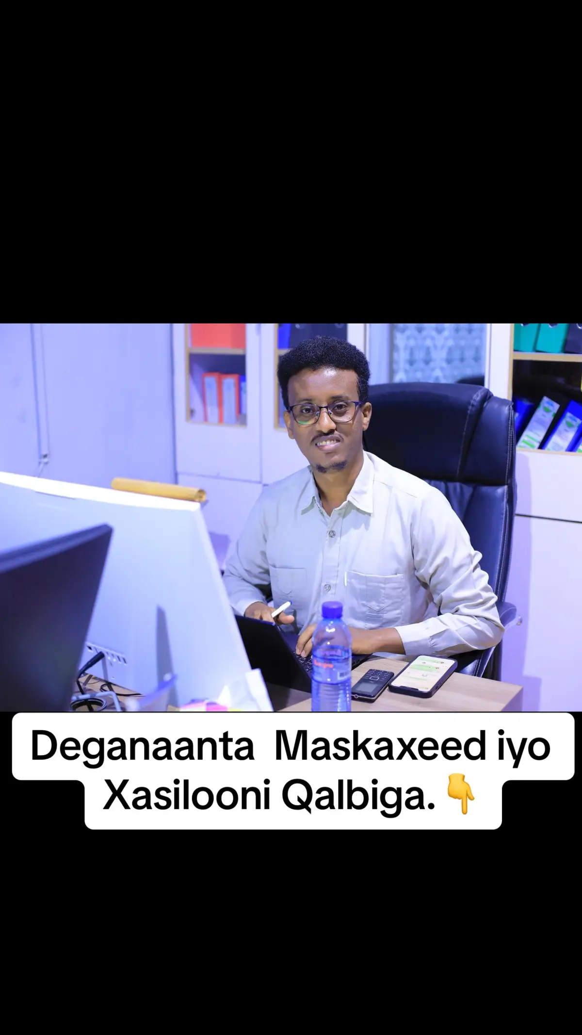 Deganaanta  Maskaxeed iyo Xasilooni Qalbiga. Maalin wanaagsan walaalayaal, Aduunka maanta waxa qof kasta raadinayaa waa siduu ku heli lahaa deganaan maskaxeed iyo xasilooni Qalbiga ah. In badan wixi ay rabeen sanado ka hor way heleen hadana kuma qanacsana, weli waxaa ku furan buuq, waxay dareemayaan kadeed, waxaa ku badan hilmaanka, waxaa ku jira degdeg badan, waxaa haya nasasho la'aan, iyo qaar kaloo badan. Maxay waxaan u dhacayaan? Ma Noloshaa sidaa ah?  Xaqiiqdii Noloshu way fududahay laakiin annagaa isku adkeyna kolkaan ka daba cararno wax aan farxad noo keeneen marnaba.  Waxaan jecelnahay inaan xirano dhar Qaali ah balse waxaan istareex badan dareenaa dhar caadi ah oo fudud markaan gashano Waxaan jecelnahay inaan Hotel 5 star ah la fariisano dabaqadda sare ee dadka laakiin waxaan aad ugu faraxnaa markaan saaxiibo shaah ku wada cabanayno maqaaxi wadada dhinaceeda ah Waxaan jecelnahay inaan gawaari raaxo iibsano laakiin waxaan hawo fiican & caafimaad ka helnaa markaan lugeyno Waxaan jecelnahay inaan ku dhafarno micno la’aan halka xilli hore aan seexano habeenki iyo aroorti aan hurdada ka toosno aan ka helayno firfircooni & hawlaheena oo aan u qabsano si habsami leh Waxaan jecelnahay in aan qaadano xoolo xatooya ah ka dibna waxaan ka sii qaadnaa welwel iyo is ilaalin badan halka xoola xalaal ah aan ka heli karno deganaan iyo qanacsanaan Waxaan doonaa inaan nafta ku maaweelino music kolkaan kadeed dareeno balse hadaan laba rakco Rabigeen u tukano ayaan deganaan maskaxeed ka heli karnaa Waxaan waqti badan ku luminaa wax aan dan noogu jirin halka marki aan ku mashquulno wax noogu jirta ama aan dhameystirno shaqo noo taalay aan dareeno farxad Haddaba, Haddii aan rabno farxad iyo deganaan maskaxeed aan xooga saarno oo badino Xuska Alle taasoo ah xaqiiqdii waxa keliya ee Qalbigu ku xasilo sida Alle SWT Quraanka inoogu sheegay. Xusuusnow wax kasta oo xad-dhaaf ah Nolosha waa sun. Wax kasta oo waqti lumisa ama caajis iyo wahsi ah waxa laga qaadaa xanaaq iyo kadeed. Wax kasta oo wado wanaagsan aan loo marin waxa laga dhaxlaa welwel iyo walbahaar. Wax kasta oo muran badnaan ah iyo u gefid dadka ah waxaa laga dhaxlaa maskax marnaan. Ogsoonow sababta ugu weyn ee cudurada Qalbiga waa Vitamin Diin la’aan! Alla mahadleh.