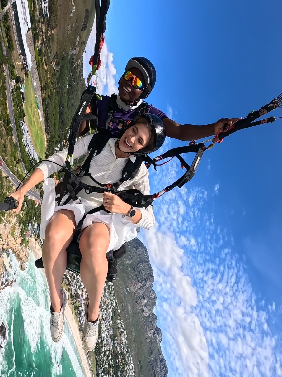 Paragliding  flights from Signal hill and lions head .Tandem flying #tablemountain #adrenaline #paraglidingcapetown #thingstodo #paraglidingvideos #paraglidingvideos #youcandoit   #campsbay #learntofly #adventure #parapente #tourism #instagram #paraglider #comelearntofly #southafrica #flying #fun #tandemparagliding 