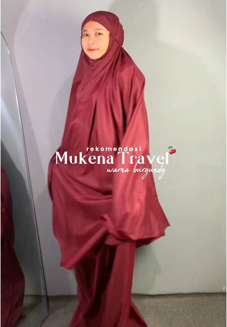 Sumpah burgundy—nya cakep banget🍒💌 gercepin sebelum ramadhan🕌 #mukenatravel #mukena #mukenamini #fashion #OOTD #ramadhan #xybca #fyp #fypシ 