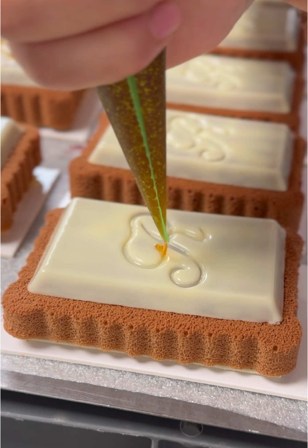 La beauté du geste, decoration de mes « Ritz au Lait marron cassis » Une bombe de gourmandise moelleux fondant réconfortant 🎁🎅 Disponible au Bar Vendôme du Ritz Paris uniquement 😋 Bon réveillon #pourlecomprendreilfaudralegoûter #francoisperret