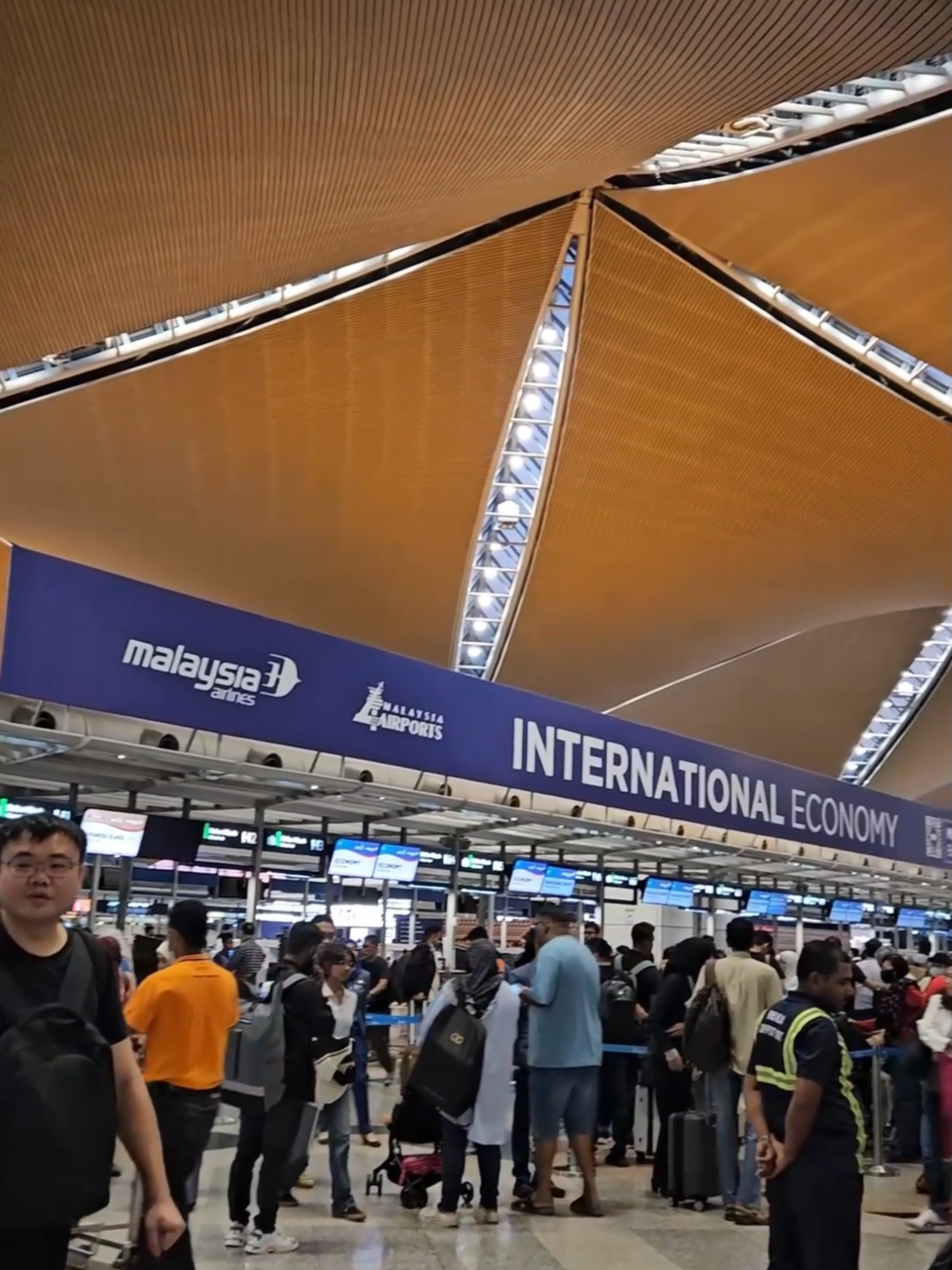 📍Kuala Lumpur International Airport, Terminal 1, Sepang, Selangor Sesiapa yang berminat dengan protein whey, pre-workout, dan protein mass, anda boleh dapatkan di showcase bio aap.affiliate #travel #traveltiktok #traveltok #traveling #architecture #airport #flights #internationalairport #malaysia #kualalumpur #kualalumpurmalaysia #sepang #selangor #klia #cuticutimalaysia