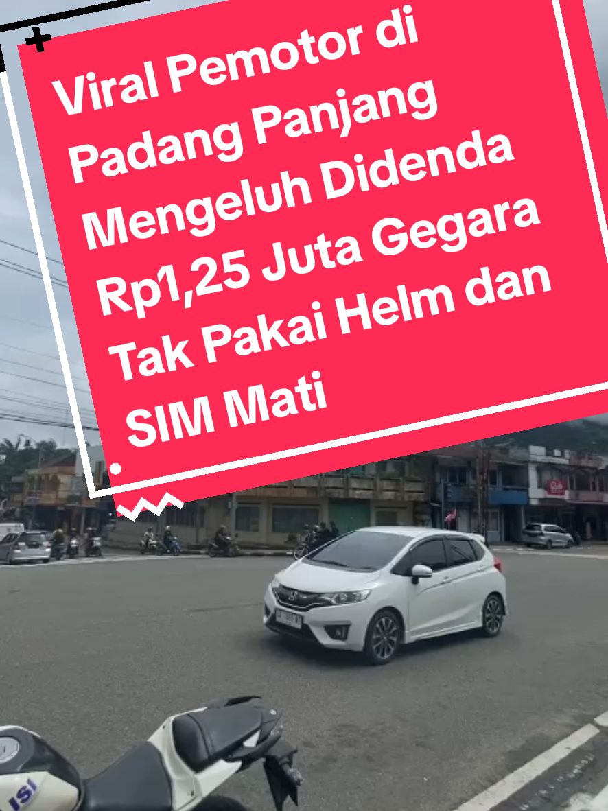 Denda Tilang Tidak Punya SIM Denda tilang tidak punya SIM diatur dalam Undang-Undang Republik Indonesia Nomor 22 Tahun 2009 tentang Lalu Lintas dan Angkutan Jalan Pasal 281. UU tersebut menyatakan bahwa setiap orang yang mengemudikan kendaraan bermotor di jalan yang tidak memiliki Surat Izin Mengemudi sebagaimana dimaksud dalam Pasal 77 ayat (1) dipidana dengan pidana kurungan paling lama 4 (empat) bulan atau denda paling banyak Rp 1.000.000,00 (satu juta rupiah). Selain denda tidak memiliki SIM, masyarakat juga dapat dikenakan denda tilang bila tidak memakai helm. Denda tilang karena tidak memakai helm ini diatur dalam peraturan yang sama seperti denda SIM, yaitu Undang-Undang Republik Indonesia Nomor 22 Tahun 2009 tentang Lalu Lintas dan Angkutan Jalan Pasal 291, bahwa: (1) Setiap orang yang mengemudikan Sepeda Motor tidak mengenakan helm standar nasional Indonesia sebagaimana dimaksud dalam Pasal 106 ayat (8) dipidana dengan pidana kurungan paling lama 1 (satu) bulan atau denda paling banyak Rp250.000,00 (dua ratus lima puluh ribu rupiah #fyp  #fypシ #viral #tiktok #minangpride #minangkabau #minangtiktok #minang #sumbarrancak #sumbartiktok #sumbar #padangpanjang 