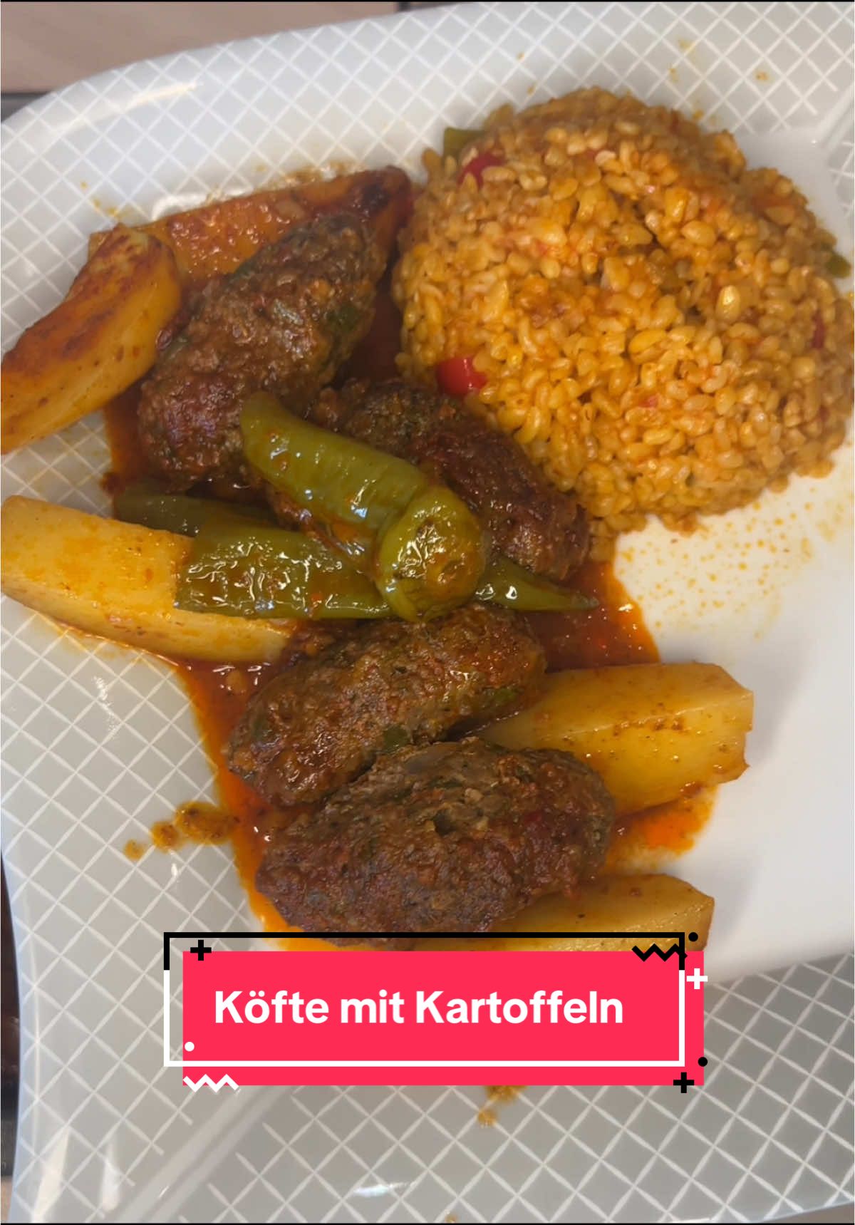 Zutaten für Köfte: 	•	Hackfleisch 	•	Paniermehl 	•	Knoblauch (fein gehackt) 	•	Zwiebel (fein gehackt) 	•	Petersilie (gehackt) 	•	Getrocknete Minze 	•	Paprika (Pulver) 	•	Pfeffer 	•	Salz 	•	Chiliflocken Zutaten für Kartoffeln und Sauce: 	•	Kartoffeln (geschält, gewaschen und in Scheiben geschnitten) 	•	Tomatenmark 	•	Paprikamark 	•	Paprikapulver 	•	Chiliflocken 	•	Salz 	•	Pfeffer 	•	Knoblauch (fein gehackt) 	•	Wasser 	•	Öl 	•	3 Paprika (gewaschen, halbiert) Zubereitung: 	1.	Köfte zubereiten: 	•	Hackfleisch mit Paniermehl, Knoblauch, Zwiebel, Petersilie, getrockneter Minze, Paprikapulver, Pfeffer, Salz und Chiliflocken gut vermengen. 	•	Aus der Masse kleine Köfte formen. 	2.	Kartoffeln vorbereiten: 	•	Kartoffelscheiben in eine Schüssel geben, nochmals gut waschen und schneiden. 	•	Die Kartoffelscheiben mit den vorbereiteten Köfte direkt auf ein Backblech legen. 	•	Die Paprika waschen, halbieren und mit auf das Backblech zu den Kartoffeln und Köfte legen. 	3.	Sauce für Kartoffeln und Köfte: 	•	In einer separaten Schüssel Tomatenmark, Paprikamark, Paprikapulver, Chiliflocken, Salz, Pfeffer und Knoblauch miteinander vermischen. 	•	Öl hinzufügen und alles gut verrühren. 	•	Wasser dazugeben, bis eine gleichmäßige Sauce entsteht. 	4.	Sauce verteilen: 	•	Die vorbereitete Sauce gleichmäßig über die Kartoffeln, Köfte und Paprika auf dem Blech gießen. 	5.	Backpapier verwenden: 	•	Ein großes Stück Backpapier unter Wasser halten und vollständig nass machen. 	•	Das nasse Backpapier leicht ausdrücken und über die Köfte, Kartoffeln und Paprika auf dem Backblech legen. 	•	Dies sorgt dafür, dass die Köfte nicht verbrennen und gleichmäßig gar werden. 	6.	Backen: 	•	Das Backblech in den vorgeheizten Ofen schieben und bei 180°C Ober- und Unterhitze backen. 	•	Das Backpapier nach etwa 20-30 Minuten entfernen, damit die Köfte und Kartoffeln oben leicht braun werden können. #FoodTok #Foodie #EssenLiebe #KochenMitLiebe #Yummy #Rezeptideen #TikTokFood #SchnelleRezepte #FoodLover #EinfachLecker  #mardin #nusaybin 