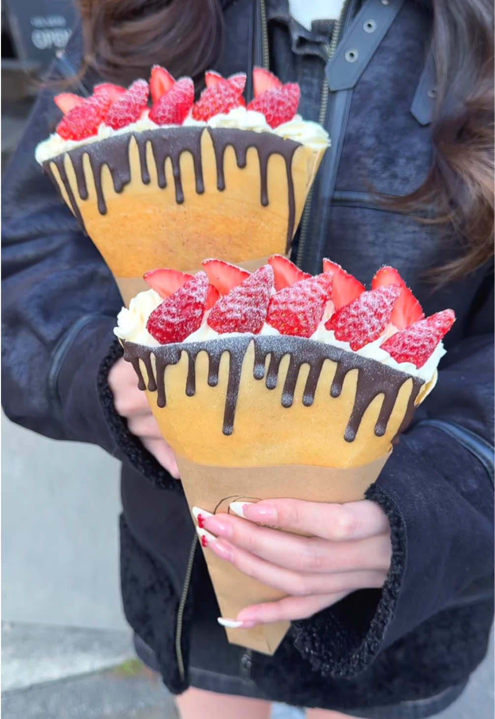 東京で1番パリパリでおいしいイチゴチョコクレープ1500円🍓 じっくり焼いたパリパリ生地に特製ピスタチオクリームと自家製生クリームがぎっしり詰め込んである！ 甘酸っぱい苺とビターなチョコの組み合わせも相性抜群で最近食べた中で1番おいしいクレープだった🍫 📍表参道「クレープとエスプレッソと」 #東京グルメ #東京カフェ #表参道グルメ #表参道カフェ #クレープ #crepes 