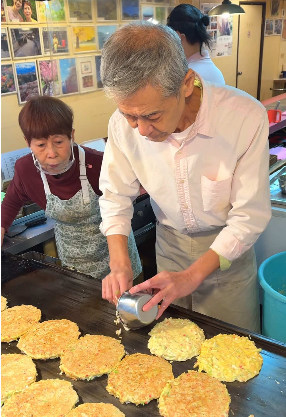 地元で40年以上愛され続けている絶品お好み焼き 仲良し夫婦の連携技で焼かれるお好み焼きは350円とリーズナブルでボリュームもありたっぷりかかった特製ソースとの相性抜群！ お店の方もすごく優しくて居心地が良く大阪でお好み焼きを食べたくなったらぜひ行って欲しいお店。 《今回注文したお料理》 お好み焼 豚玉入り 350円 《店名》お好み焼き　えいちゃん 《住所》大阪府大阪市住之江区安立3-8-1 安立本通商店街 《最寄り駅》 　　　　我孫子道駅から徒歩3分 　　　　　住之江駅から徒歩7分 《営業時間》10時30から16時30 《定休日》金曜日 《来店時間》土曜10時30ごろ 《待ち時間》なし 《予約》不可 《駐車場》なし Exquisite okonomiyaki loved by locals for over 40 years The okonomiyaki, cooked by a friendly couple with their teamwork, is reasonably priced at 350 yen, is filling, and goes perfectly with the generous amount of special sauce! The staff are very kind and the atmosphere is very comfortable, so if you want to eat okonomiyaki in Osaka, this is the place to go. 《Food ordered this time》 Okonomiyaki with pork and egg 350 yen 《Store name》Okonomiyaki Eichan 《Address》Andatsu Hondori Shopping Street, 3-8-1 Andatsu, Suminoe-ku, Osaka City, Osaka Prefecture 《Nearest station》3 minutes walk from Abikomichi Station on the Hankai Line 　　　　　7 minutes walk from Suminoe Station on the Nankai Main Line 《Business hours》10:30 to 16:30 《Closed》Friday 《Opening time》Saturday around 10:30 《Waiting time》None 《Reservations》Not accepted 《Parking》None #大阪グルメ #住之江グルメ #japanesefood #tiktokfood 