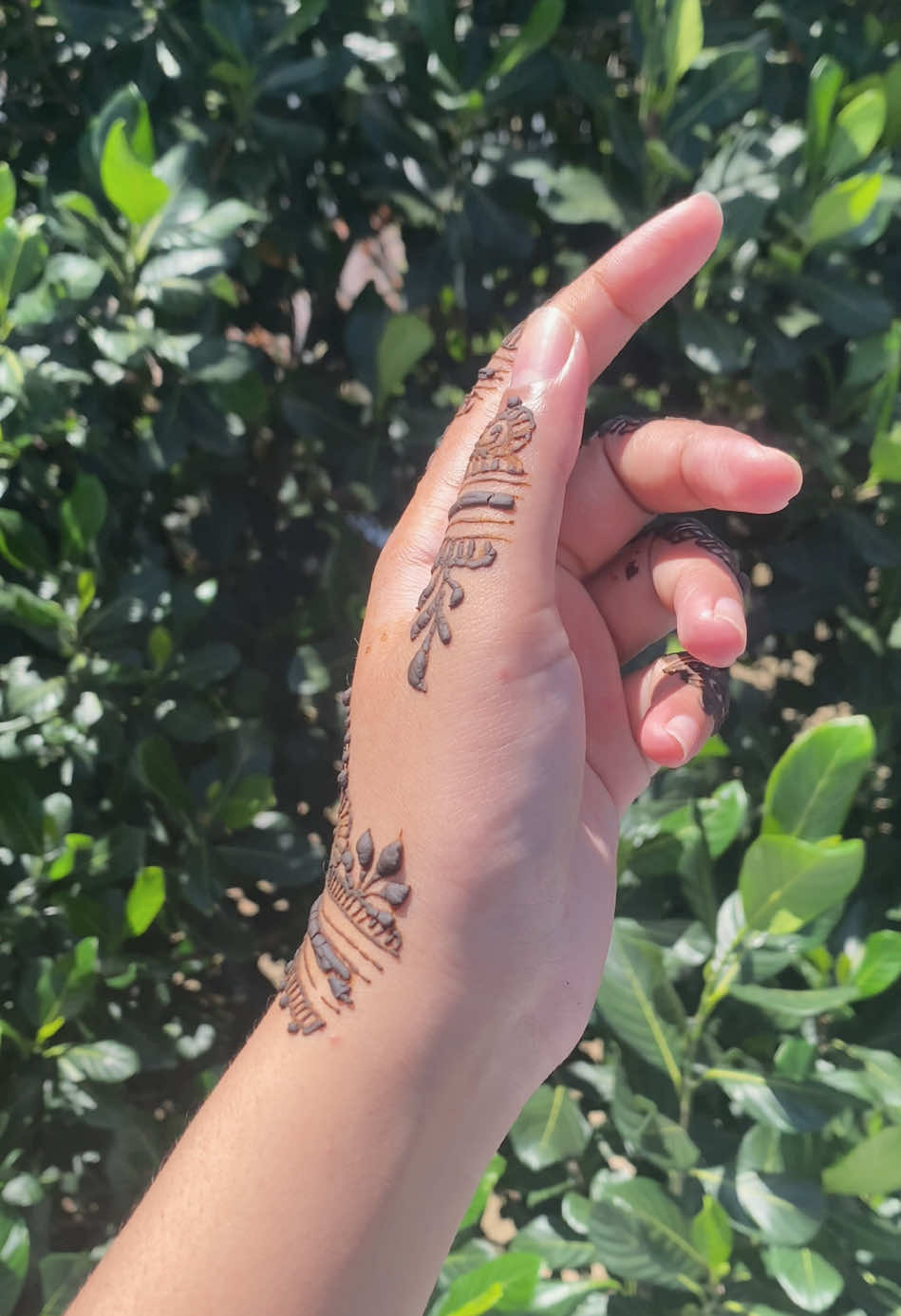 Henna design 🥰  #henna #hennaartist #wedding  #tiktok #bridalhenna #mehndi  #hennatattoo #hennainspired 🔗#thebdcommunity🇧🇩 #simplehennadesign  #simplehenna #mehndi #trending #viralvideo #simplehennadesign #trendingaudio #vocals #vocalsong #trendingnow #transitionvideo #simplehenna #foryoupageシforyou #hennadesigns  #bangladeshimehendiartistennq#hennaart #henna #henna_by_munaa #Love #mehndilover #indianweading #indinmehndi #arabichenna #trendingmehndidesign 