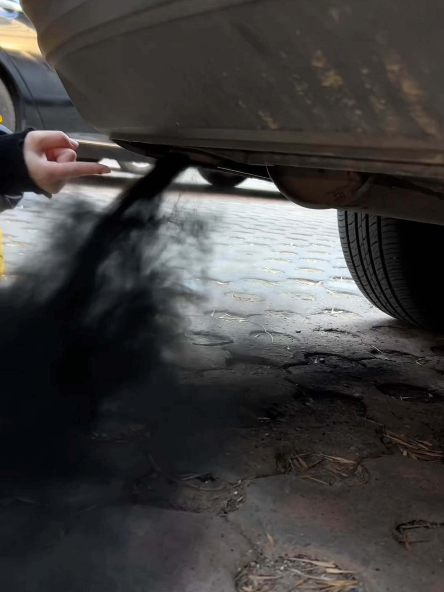 There is a lot of black smoke in the car exhaust, free solution#driving #cardrivinglessons #carpart #drivinglessons #tips #DIY #car