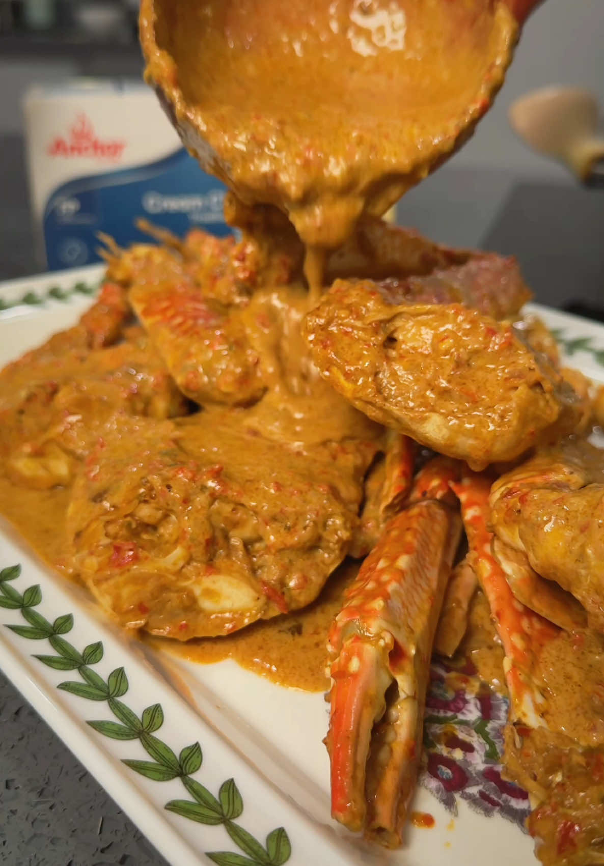 Meratah ni best sangat! Ketam Masak Antara Dua Benua. Ada rasa pedas dan lemak berkrim. Untuk rasa lemak berkrim yang lembut itu kita gabungkan Santan dengan Anchor Cream Cheese, produk antara dua benua ni apabila disatukan, memberi rasa yang lebih sedap, makan non stop! Moh le buat! . 🅱️ Bahan-bahan 4 ekor ketam 3 batang serai - diketuk 1 sdk pes asam jawa Xtra 1 sdk serbuk pati ikan bilis Garam secukup rasa 1 cwn santan kotak 100g Anchor Cream Cheese 2 cwn air Daun ketumbar untuk tabur ▪️Bahan Kisar 11 biji cili padi merah 11 biji cili padi hijau 5 biji cili hijau besar 5 ulas bawang putih 1 biji bawang besar . #explore #explorer #fyp #foryou #fypシ #fy #foryou #fypシ #fy #foryourpage #foryoupage #seafood #crab #adikfoods #adikfoodsrecipe #malaysia #indonesia #singapore #tiktokfood #tiktokviral #christmas #holiday 