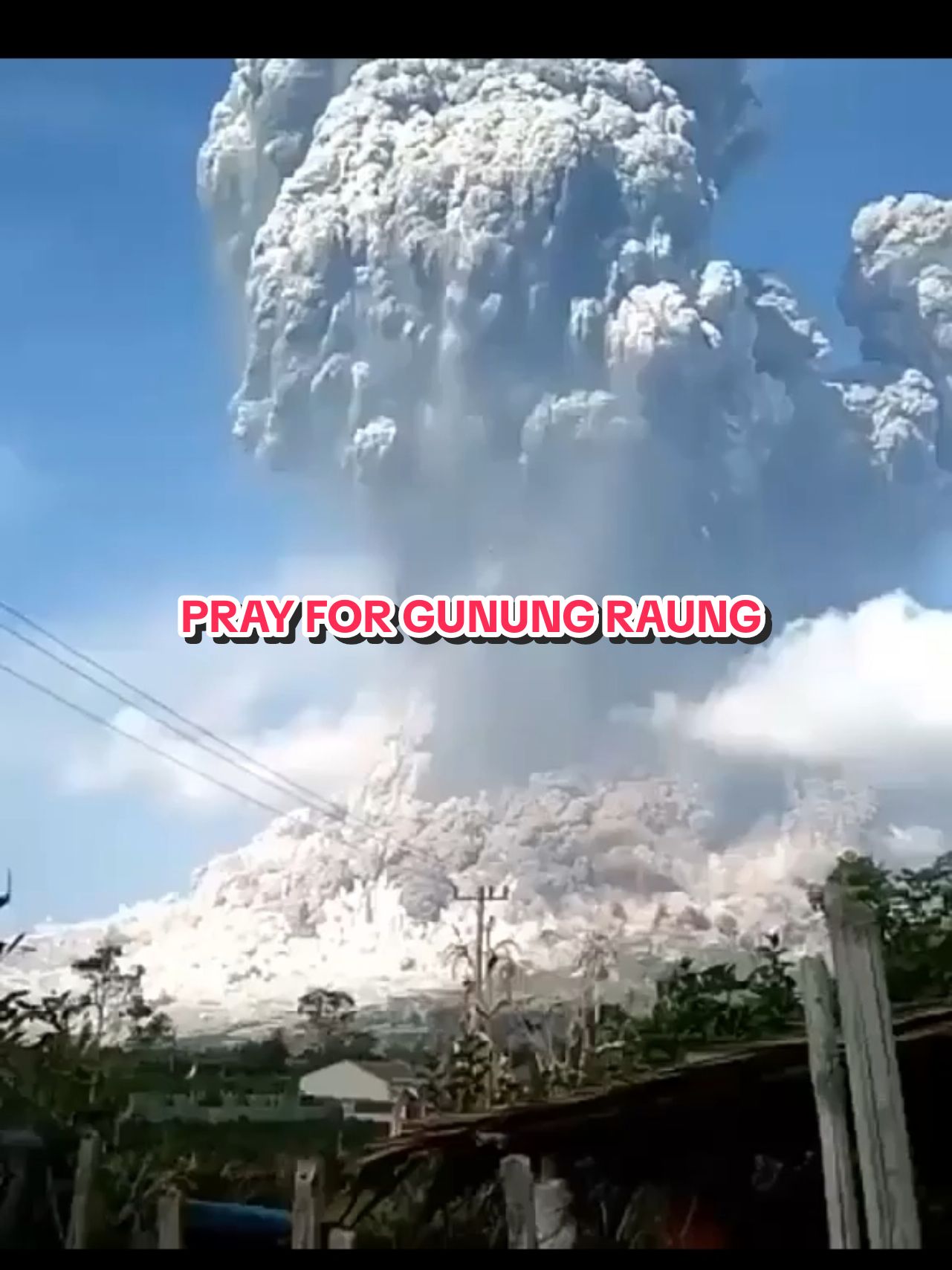 Erupsi Gunung Raung terjadi pada hari Selasa, 24 Desember 2024, tepatnya pada pukul 09.30 WIB. Menurut laporan dari Pos Pengamatan Gunung Api (PPGA) Raung di Banyuwangi, erupsi ini mengeluarkan kolom abu vulkanik yang cukup tinggi. Gunung Raung adalah gunung berapi kerucut yang terletak di ujung timur Pulau Jawa, Indonesia. Secara administratif, kawasan gunung ini termasuk dalam wilayah tiga kabupaten di wilayah Besuki, Jawa Timur, yaitu Banyuwangi, Bondowoso, dan Jember.Puncaknya, 3.344 MDPL, adalah dataran tertinggi di Kabupaten Bondowoso. #Pray #for #Erupsi #GunungRaung #Semoga #Semua #Warga #Sekitar #Selamat #fyp #ww #wbd #www #LoveYou #GODisGOOD #LOVEGOD #TiktokBali #TikTokJawaTimur 