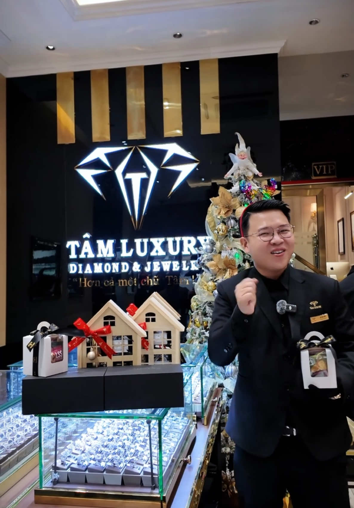 Merry Christmas 🥳 Giáng sinh đến @Tâm Luxury sẽ có rất nhiều phần quà đặc biệt dành tặng đến quý khách hàng đây ạ. Hẹn gặp quý anh chị vào ngày 25/12 này nha 🥳 @Nóc Nhà Tâm Luxury #tamluxurychannel #tamluxury #hienthichsellkimcuong 