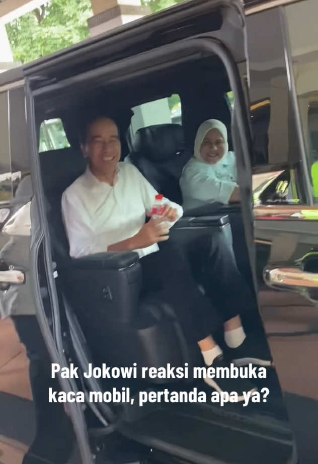 Pak Jokowi bereaksi buka kaca mobil, trus ditutup lagi. Pertanda apa ya Sodaraku? #fyp #jokowi 