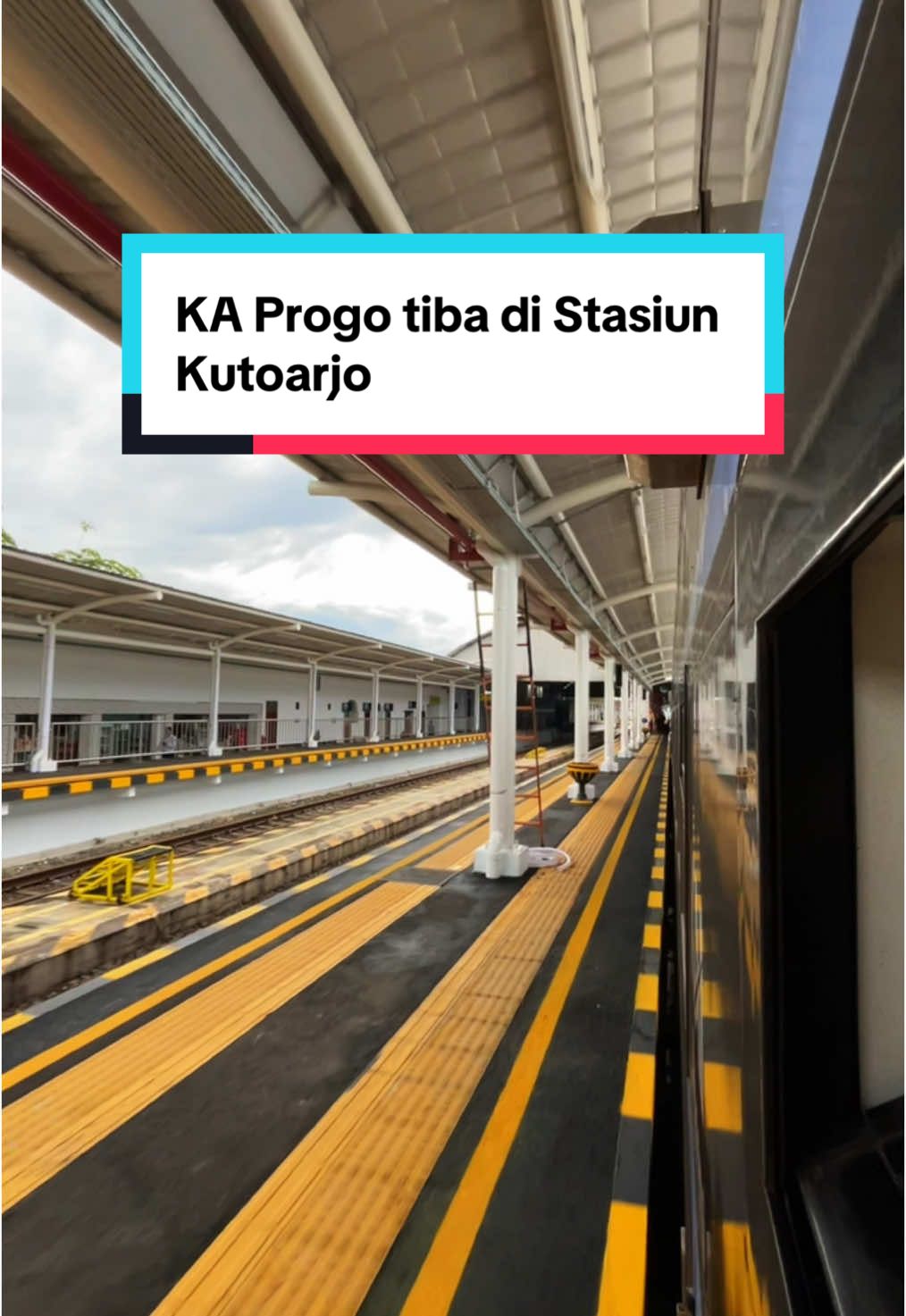 Siapa yang senang nih Stasiun Kutoarjo sudah ada peron tinggi dan kanopi yang memadai untuk turun penumpang? #kai121 #keretaapi #keretaapiindonesia #keretaapikita #railfans #fyp #stasiunkutoarjo #stasiunkutoarjopurworejojateng #kutoarjo #purworejo 