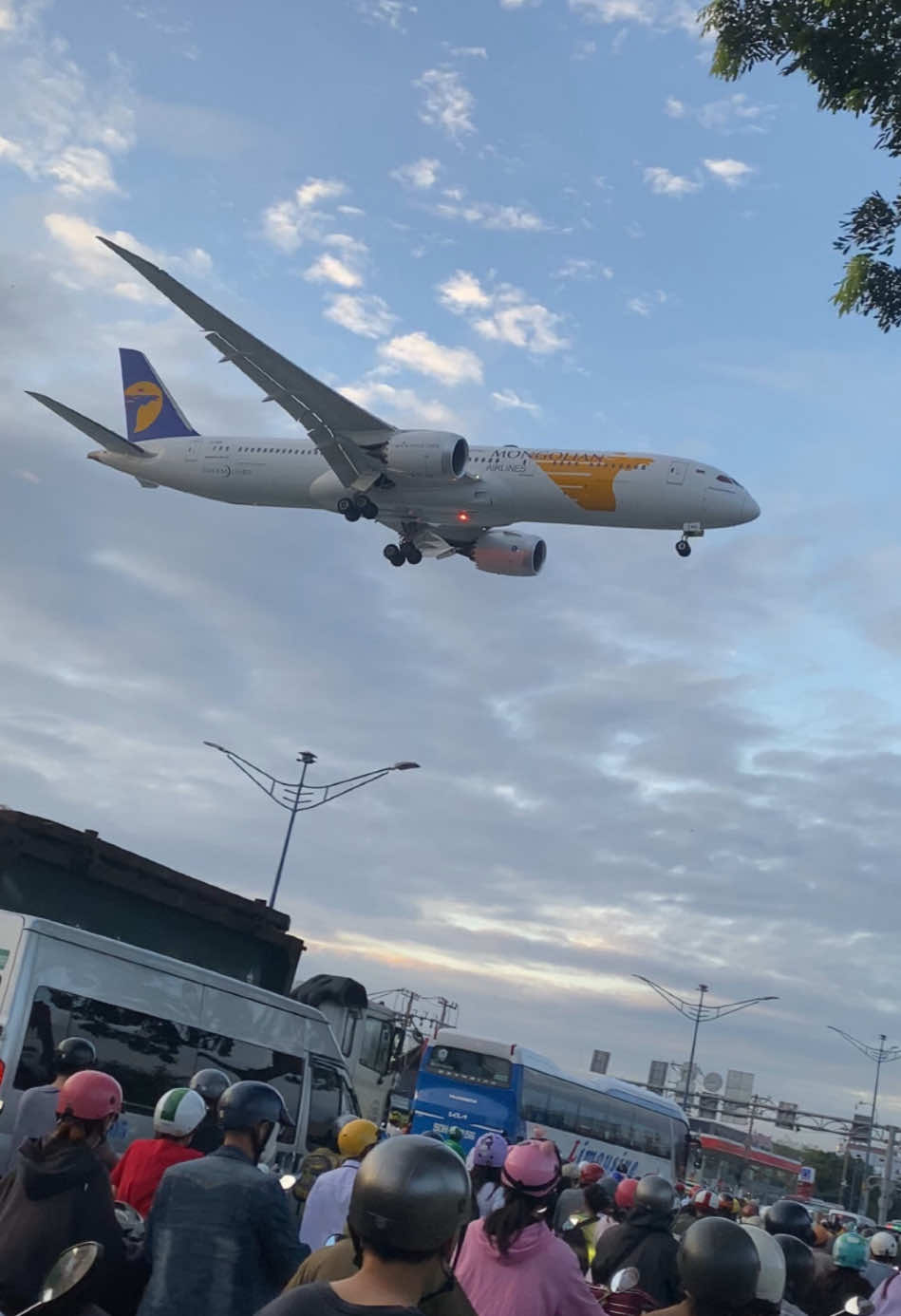 MIAT 787 (EI-MGL) hạ cánh xuống sân bay Tân Sơn Nhất RWY 07L #xuhuong #phongairspotter #tansonnhatairport #aviation #fyp #aviationlovers #avgeek #boeing787 #miat #mongolian 