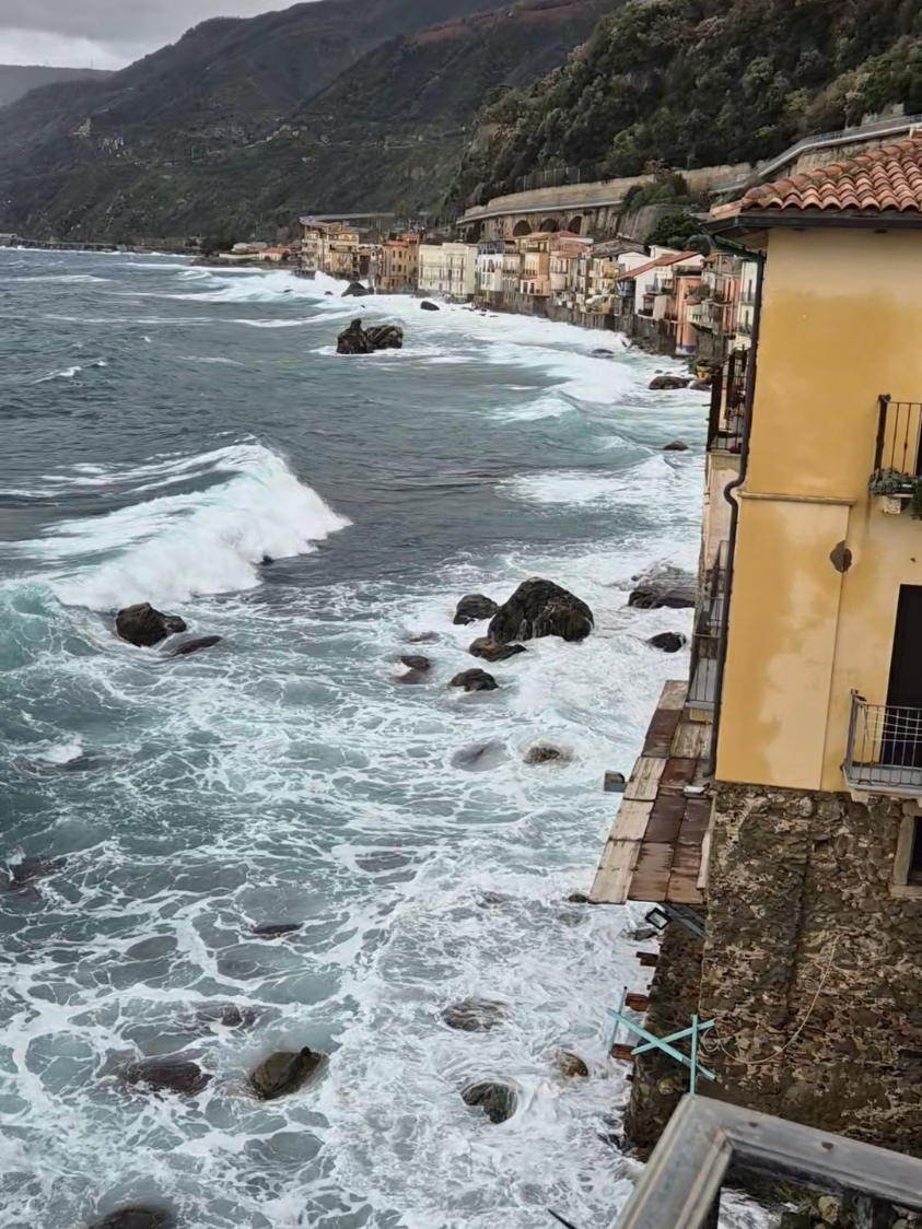 Anche oggi ci siamo svegliati così... 🌊🌊🌊🌊⛈️⛈️⛈️⛈️ #chianalea #vigiliadinatale #bovateng84 #italy #sealife #calabria #scilla 