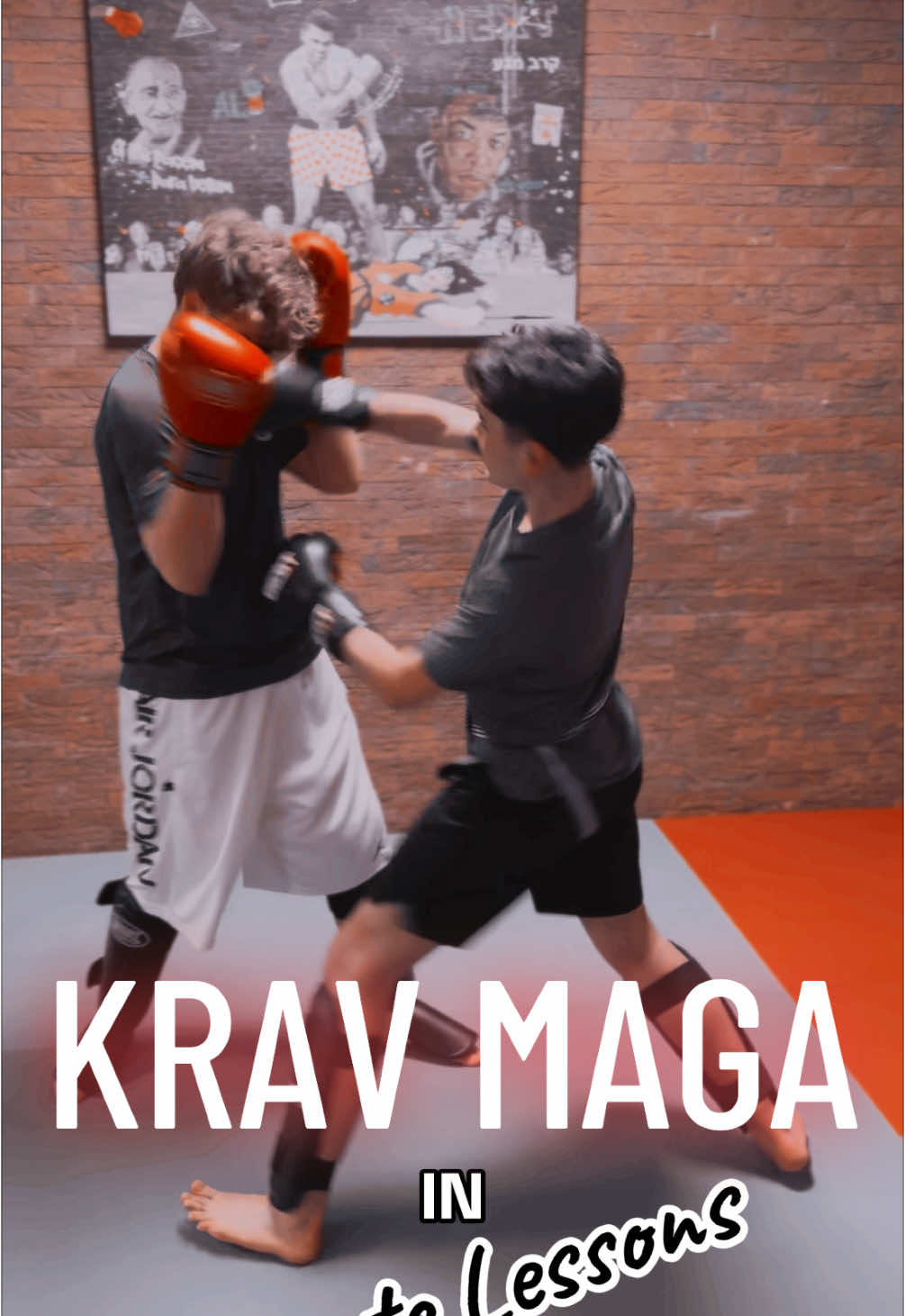 PRÉPARE-TOI À TE DÉFENDRE💪   Tu veux apprendre le Krav Maga ? 💥 Un cours privé est fait pour toi❗️ Hier, dans ma salle privée à Bruxelles (Sainte-Catherine), j’ai coaché deux élèves pour leur examen P1️⃣. On a travaillé les frappes 🥊, les enchaînements… et fini par 3️⃣ rounds de sparring intense de 3️⃣ minutes chacun❕🔥   Voici pourquoi un cours privé de Krav Maga, c’est l’idéal :   ✨ Progression personnalisée: Ton niveau, tes objectifs, ton rythme. On optimise chaque minute de l'entraînement🚀   ✨ Attention individualisée: Toute mon attention pour toi. Corrections techniques, conseils précis et détaillés💯   ✨ Rythme adapté: À ton tempo, sans pression. 🐢 ou 🐇, c’est toi qui choisis❗️ ✨ Plus d'efficacité: On cible tes points faibles pour un maximum de résultats🎯   ✨ Confiance en soi: Savoir se défendre te rend plus sûr(e) de toi dans la vie de tous les jours😎   Alors, prêt(e) à passer au niveau supérieur❓ 💪 Inscris-toi pour un cours privé dès maintenant ❗️ 🔗 ➡️ https://www.kravjeremy.be/krav-maga-privé 