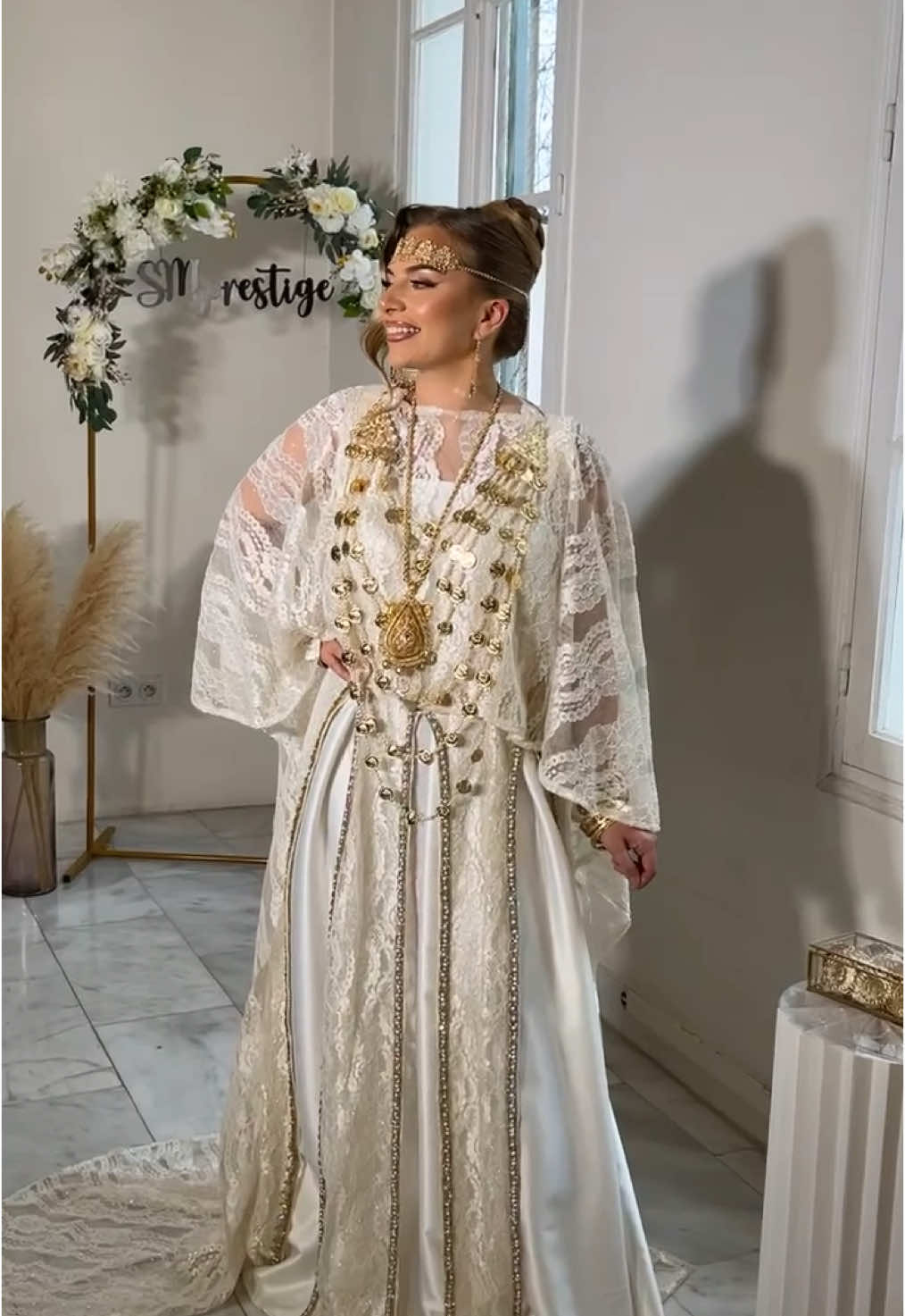 Melhfa Chaoui confectionner pour nos sublime mariées👰‍♀️ venez nous suivre sur nos réseaux😉 snapchat: sm_prestiige  instagram : sm_prestiige  #robealgerienne #algerianculturealgeriantradition #shooting #melhfachaoui #marseille #marseillefrance #algerie_dz #algeria 