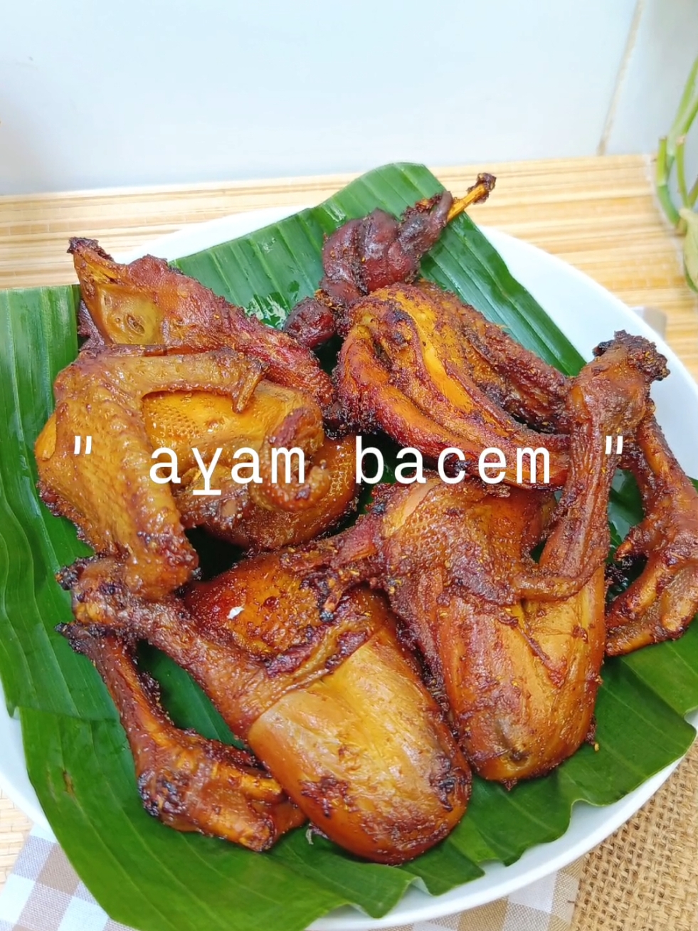 Akhirnya  tau cara nya 😍 karena Sebelum nya klo bikin bacem suka langsung di goreng Makanya heran kok rasa nya gak seenak klo beli ya 😅🤭 Resep 👇 Bahan : - ayam pejantan 1 ekor ( 650gr )  - air kelapa -+450ml - lengkuas 4 cm - daun salam 4 lembar  - garam & gula pasir ( opsional )  - desaku marinasi 1 sachet  - gula jawa 40 gr - kecap manis 1 1/2 sdm  - bawang putih bubuk 1 sachet - lada bubuk 1 sachet #ayambacem_satset #ayamgorengbacem#ayambacem #baceman #resepmasakan #resepenak 