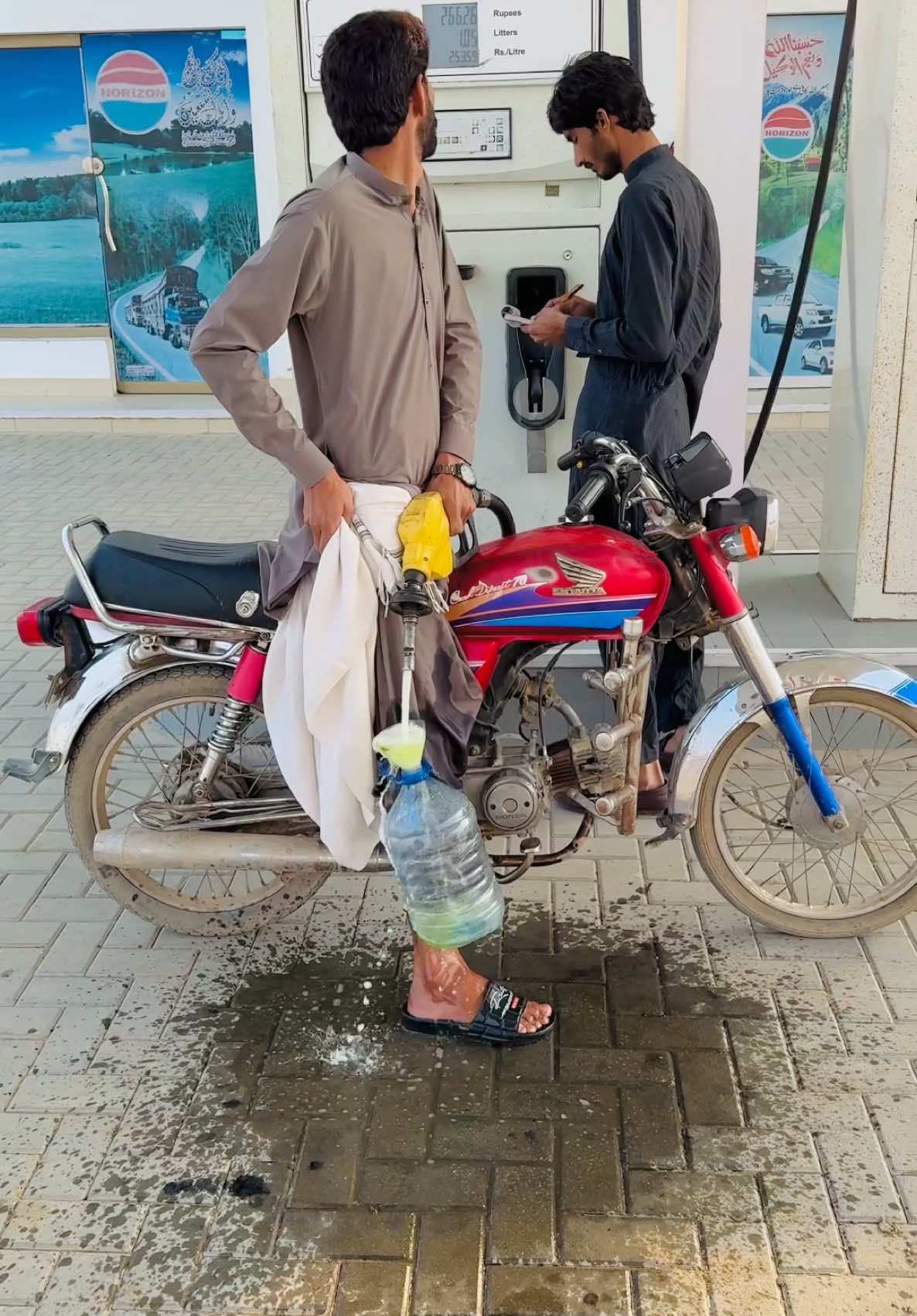 Petrol⛽️Chori Ka anjam😡 #teammts #shorts #veral #foryoupage #funnyshortclips #dilshadayoub02 #shahzadayoub4 #shahzadextra #zamzamelectronics #flypシ #trending #fypシ #teammk #fiaz #fypシ゚viral #for #fiazfk 