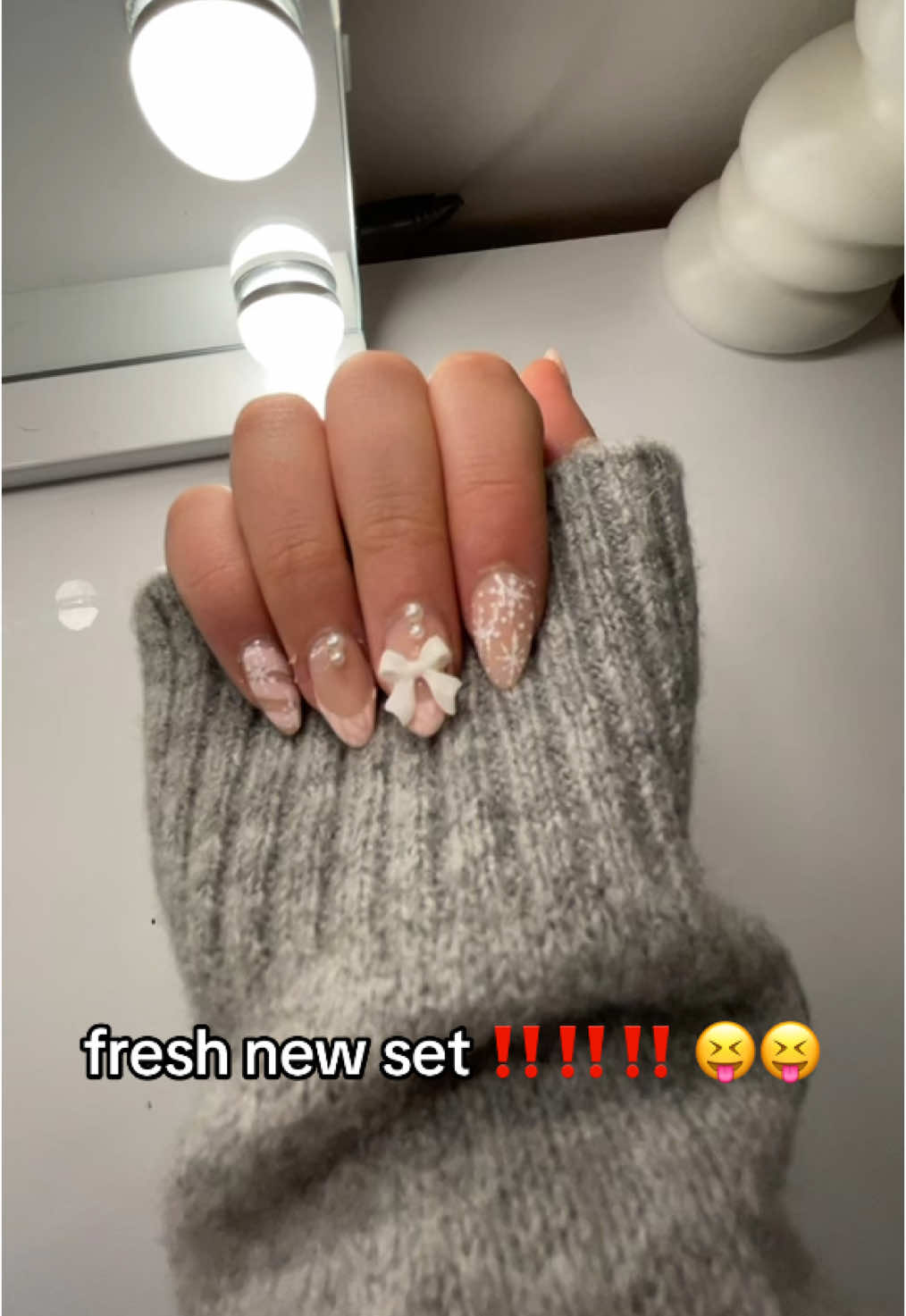 inlove xoxo #fyp #nails #nailinspo #christmasnails #acrylicnails #relatable #trend #freshnewsetonahoe #freshnewset #repost #viral #goviral #trendingsound #trending #sound #inspo #insporstion #cool #christmas #cleangirls #nails 