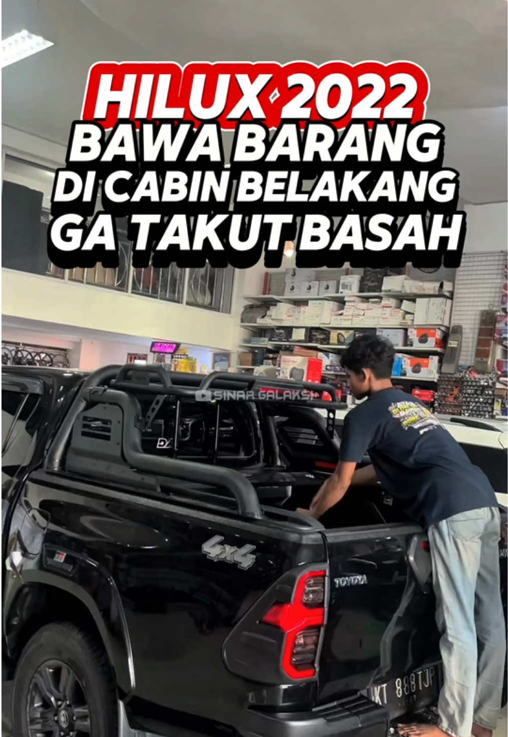 Hilux 2022 bawa barang di bak cabin belakang ga takut kebasahan lagi dong, kan sudah pasang rollerlid yang berkualitas, bahannya bagus ya bosku. Di tambah cakep lagi dengan rollbar keranjang, jadi bisa bawa barang tambahan di bak belakang #hilux #hilux4x4 #hiluxownersclub #hiluxrevo #hiluxgr #hilux2022 #hiluxmodifikasi 