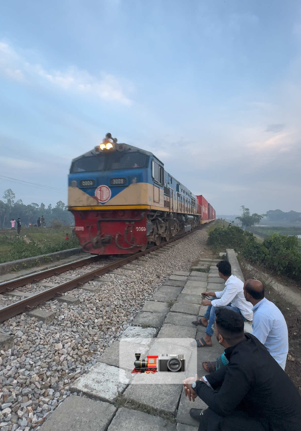 Train Spotting. 🎥🚂 #bangladeshrailway #trainspotting #trainlover #afternoon #village #foryoupage #fyp #unfrezzmyaccount #bangladesh🇧🇩 