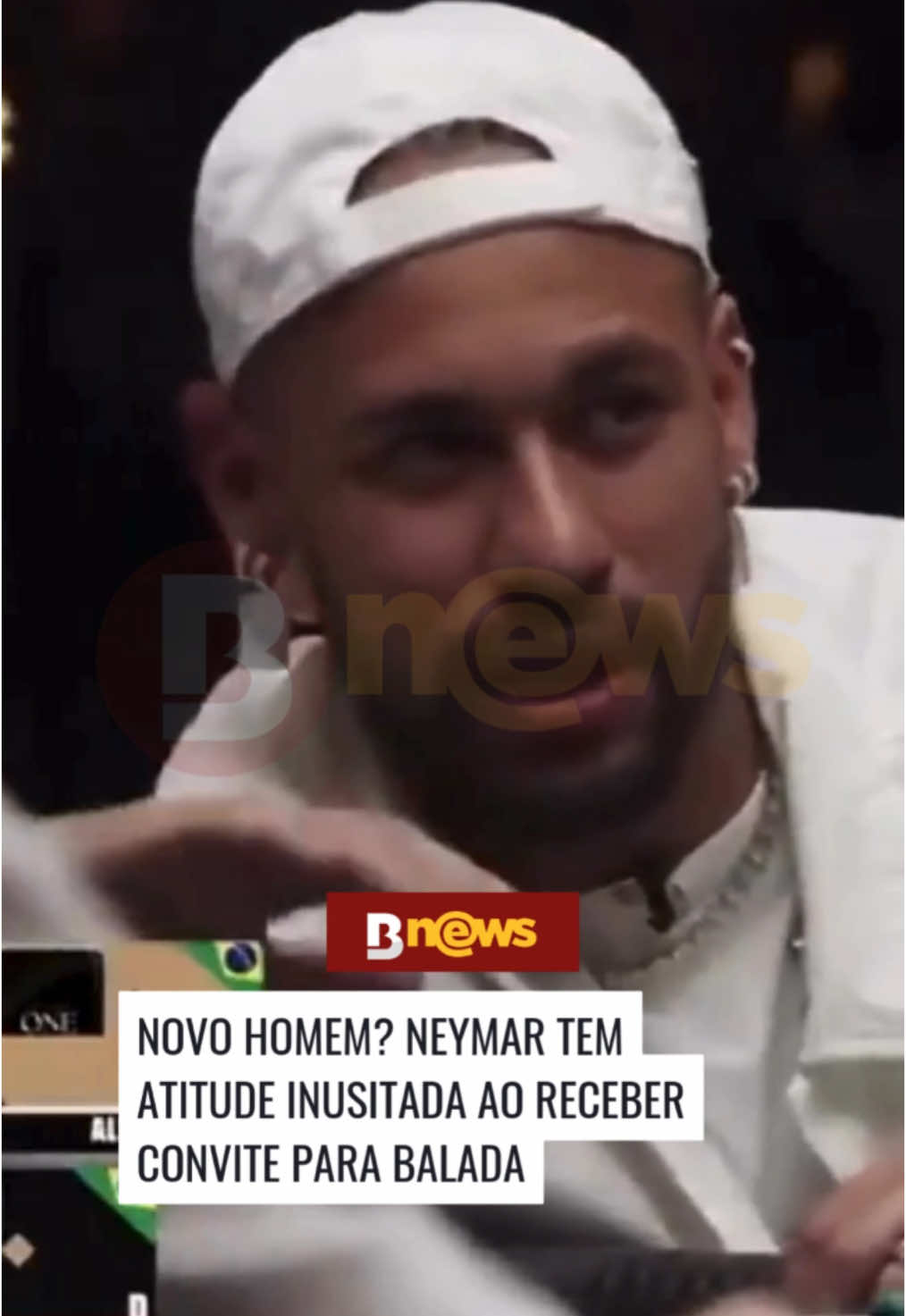 Conhecido por ser mulherengo e colecionar diversas traições, Neymar parece ter mudado desde a chegada da filha Mavie, de pouco mais de 1 ano. Isso porque, no último sábado (21), o craque recusou um covite para balada e mostrou a aliança de compromisso com Bruna Biancardi, afirmando que se aposentou da vida de curtição. Durante uma partida de poker no BSOP One Neymar Jr. Edition, em São Paulo, o humorista Fausto Carvaljho, que estava na mesma mesa que o craque, fez o convite para curtição. A resposta do jogador do Al-Hilal, porém, surpreendeu. 