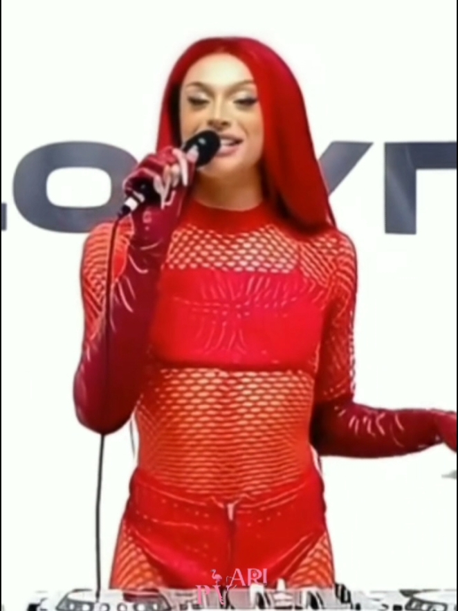 Jingle bell, jingle bell by Pabllo Vittar . . . . #pabllovittar #pveari #jinglebells 