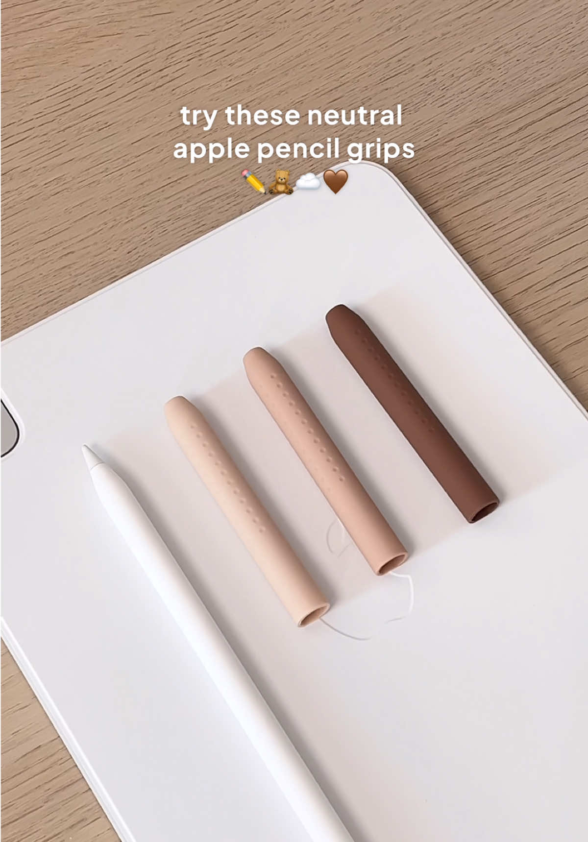 Let’s try these neutral Apple Pencil grips ✏️🤍 Sleek, aesthetic, easy to install, and they charge perfectly without needing to take them off. They’re the perfect touch for minimalist setup! 〰️ #applepencil #applepencilpro #ipadaccessories #ipadair #ipadpro #ipadplanning #ipadplanner #digitalnotetaking #goodnotes #notetaking #goodnotesplanner #plannerspread #weeklyspread #dailyspread #digitalstickers #planwithme #plannerpeace #ipadaesthetic  #studygram #studymotivation #studynotes 