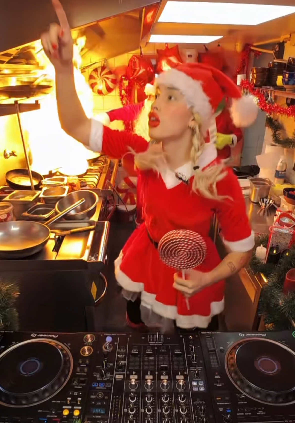 All I want for Christmas is @lethimcook.radio 🧑‍🎄🔥 Ms. Santa sends her warmest wishes for a wonderful Christmas 💋 @ferratotheo #lethimcook #lethimcookradio